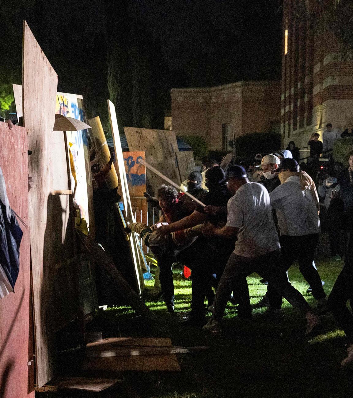 USA, Kalifornien, Los Angeles: Gewaltsame Zusammenstöße zwischen den Demonstranten an der University of California