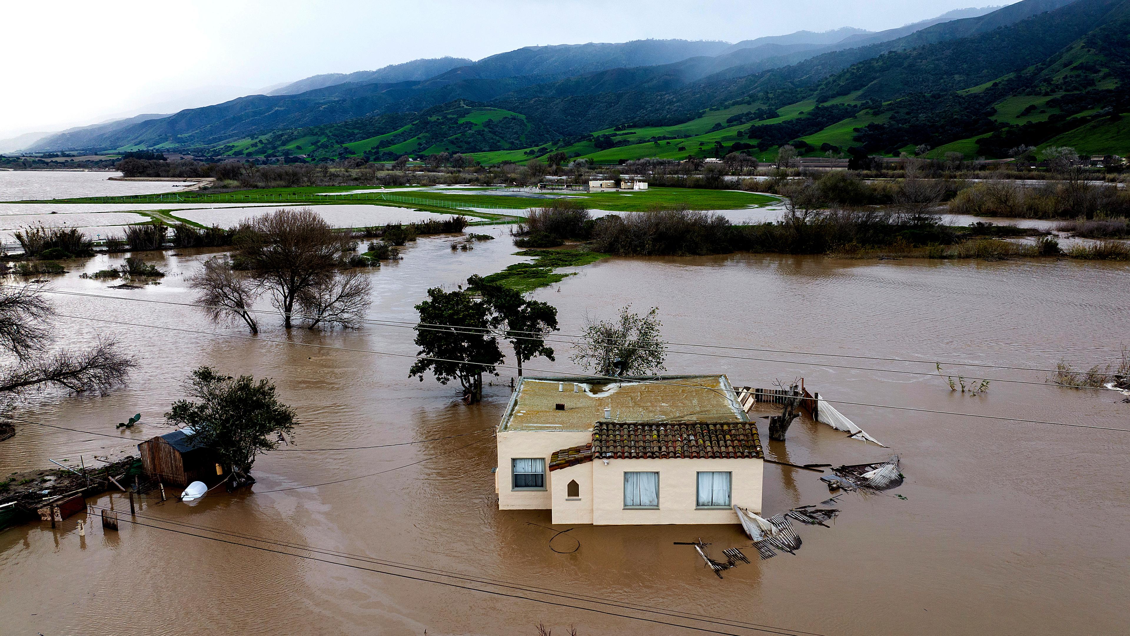 USA, Chualar: Hochwasser umgibt ein Haus, nachdem der Salinas River über die Ufer trat.