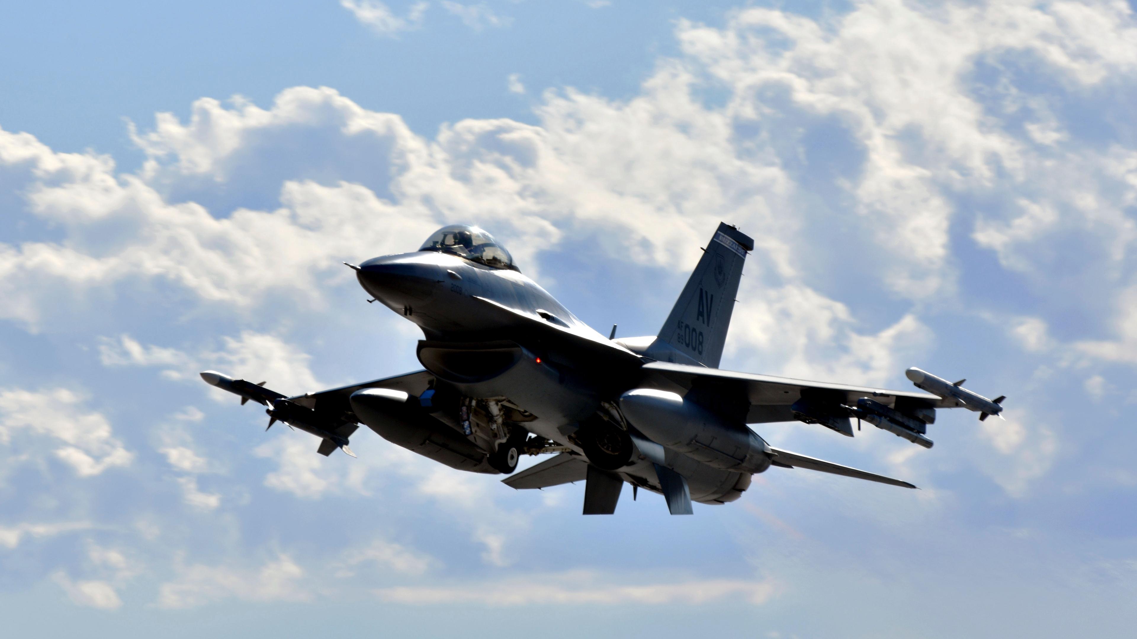 Archiv - 25.01.2024, USA, Nellis Air Force Base: Auf diesem von der US-Luftwaffe zur Verfügung gestellten Bild hebt eine F-16 Fighting Falcon der 510th Fighter Squadron während der Red Flag 24-1 auf dem Luftwaffenstützpunkt Nellis, Nevada, ab.
