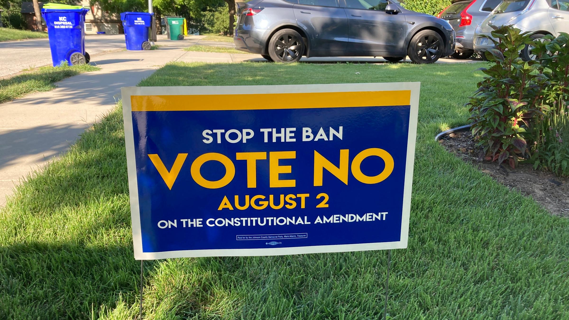 USA, Kansas: Ein Plakat wirbt für das Recht auf Abtreibung und ruft dazu auf, beim Referendum mit Nein zu stimmen.