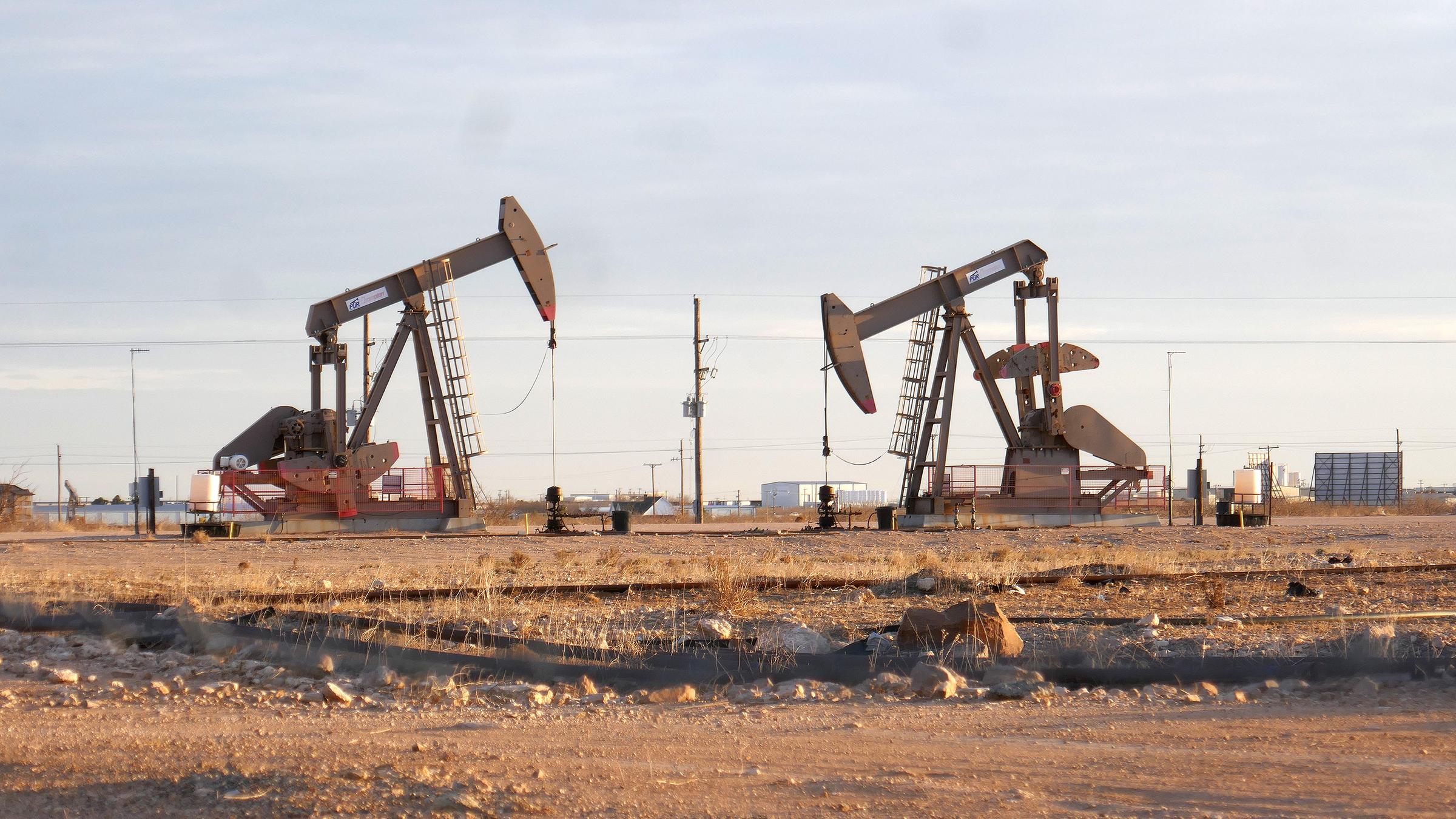 Ölfelder in Texas, Kameramann im Vordergrund.