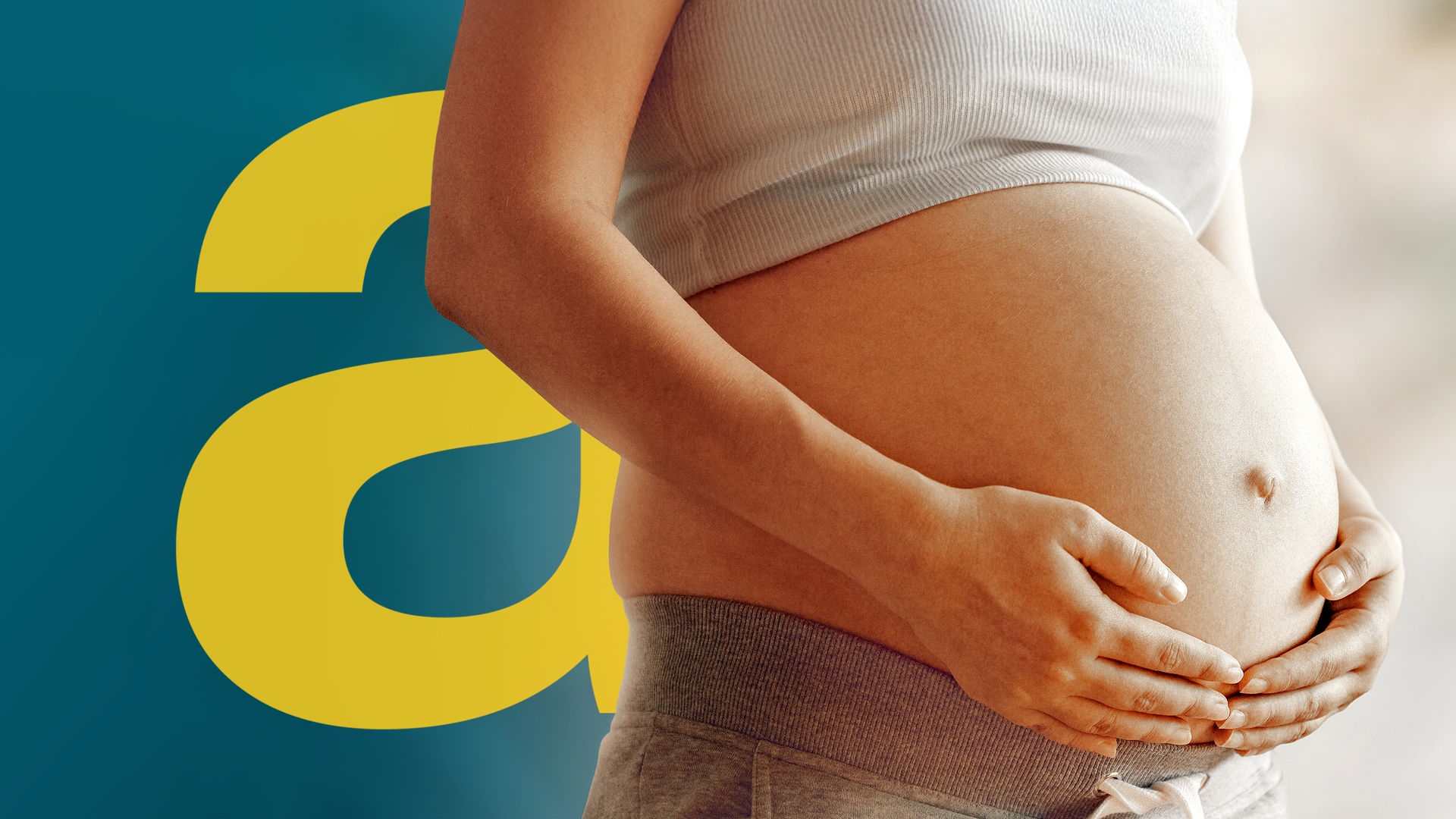 Der Bauch einer schwangeren Frau, die die Hände am Bauch hält
