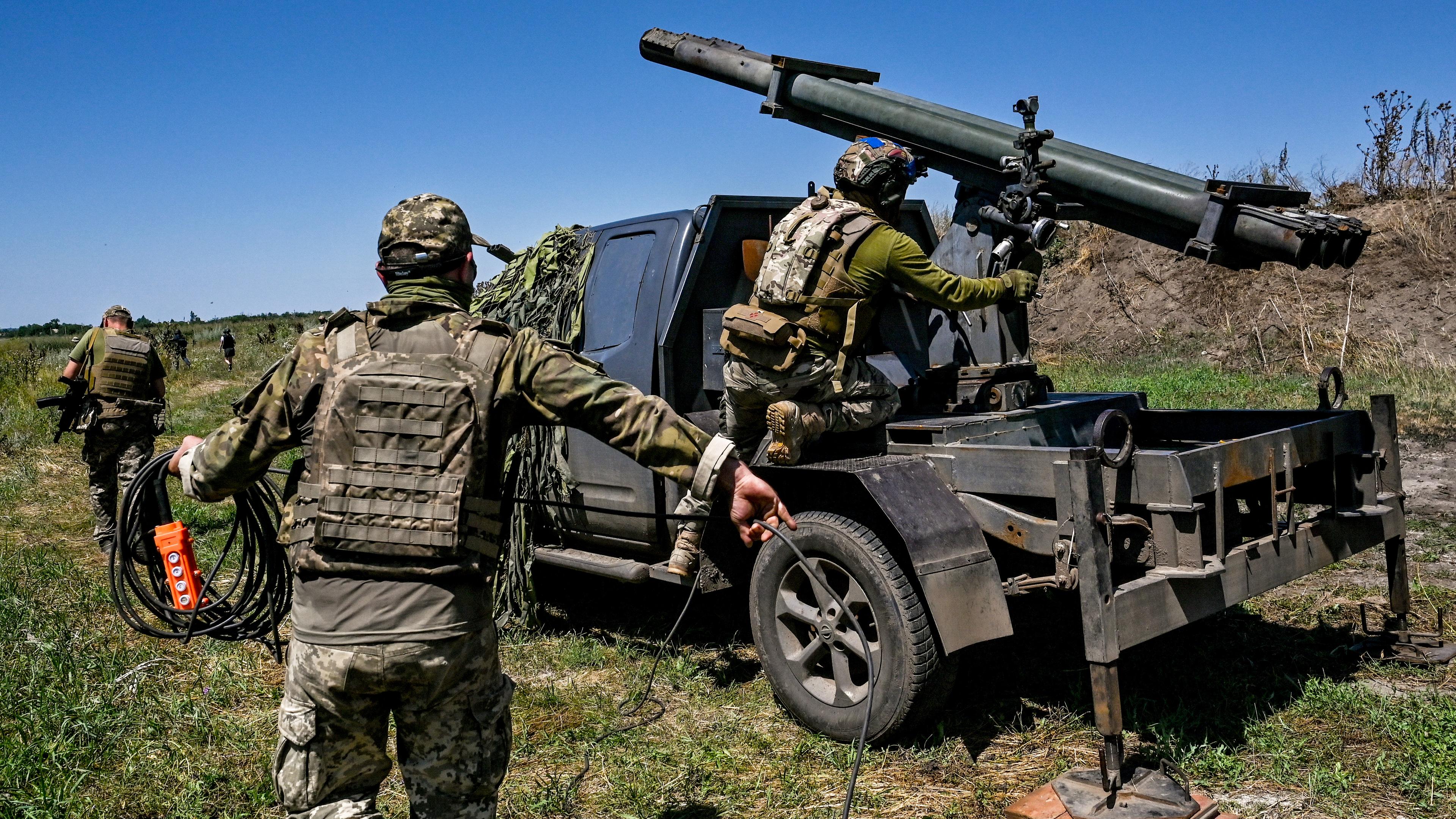 Soldaten bereiten einen mobilen Raketenwerfer im Südosten der Ukraine vor