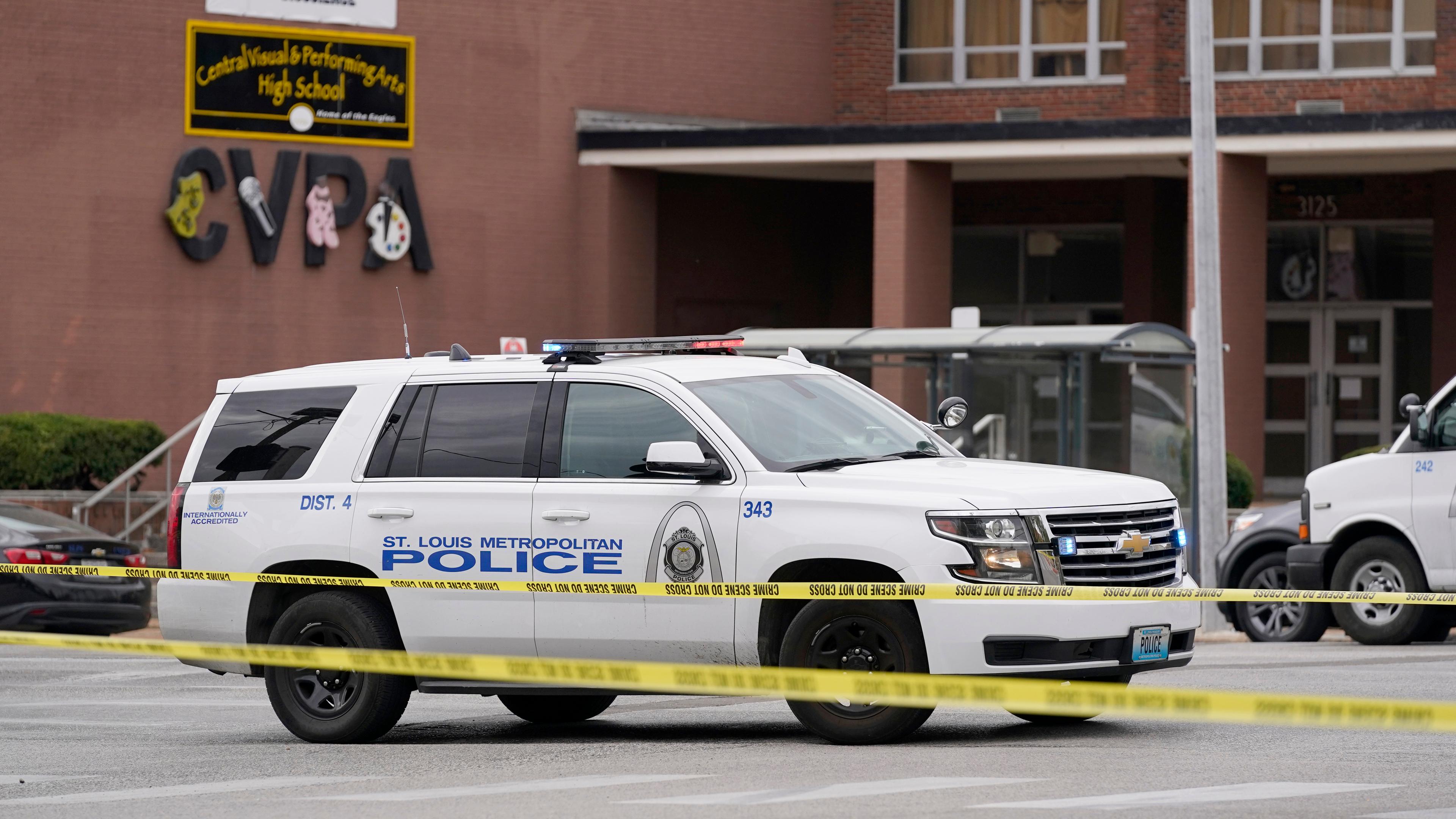 Ein Polizeifahrzeug steht vor der Central Visual & Performing Arts High School in St. Louis im US-Bundesstaat Missouri.