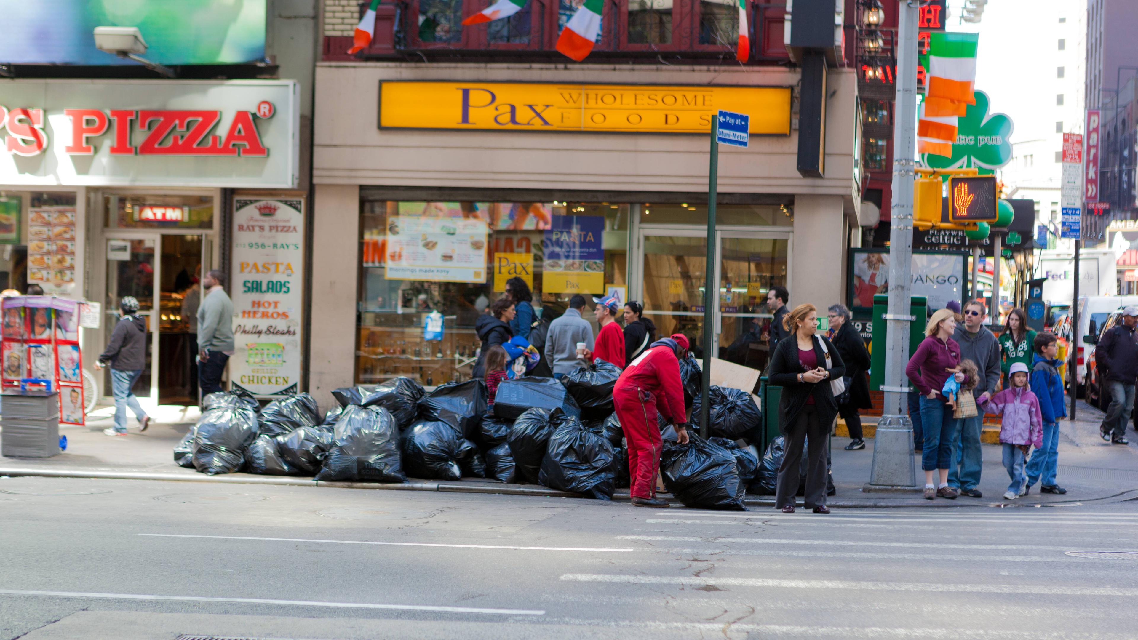 USA, New York City, NY: Müllsäcke an der 7th Avenue in der Nähe des Times Square. 
