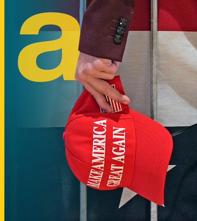 Trump Fan hält MAGA-Kappe