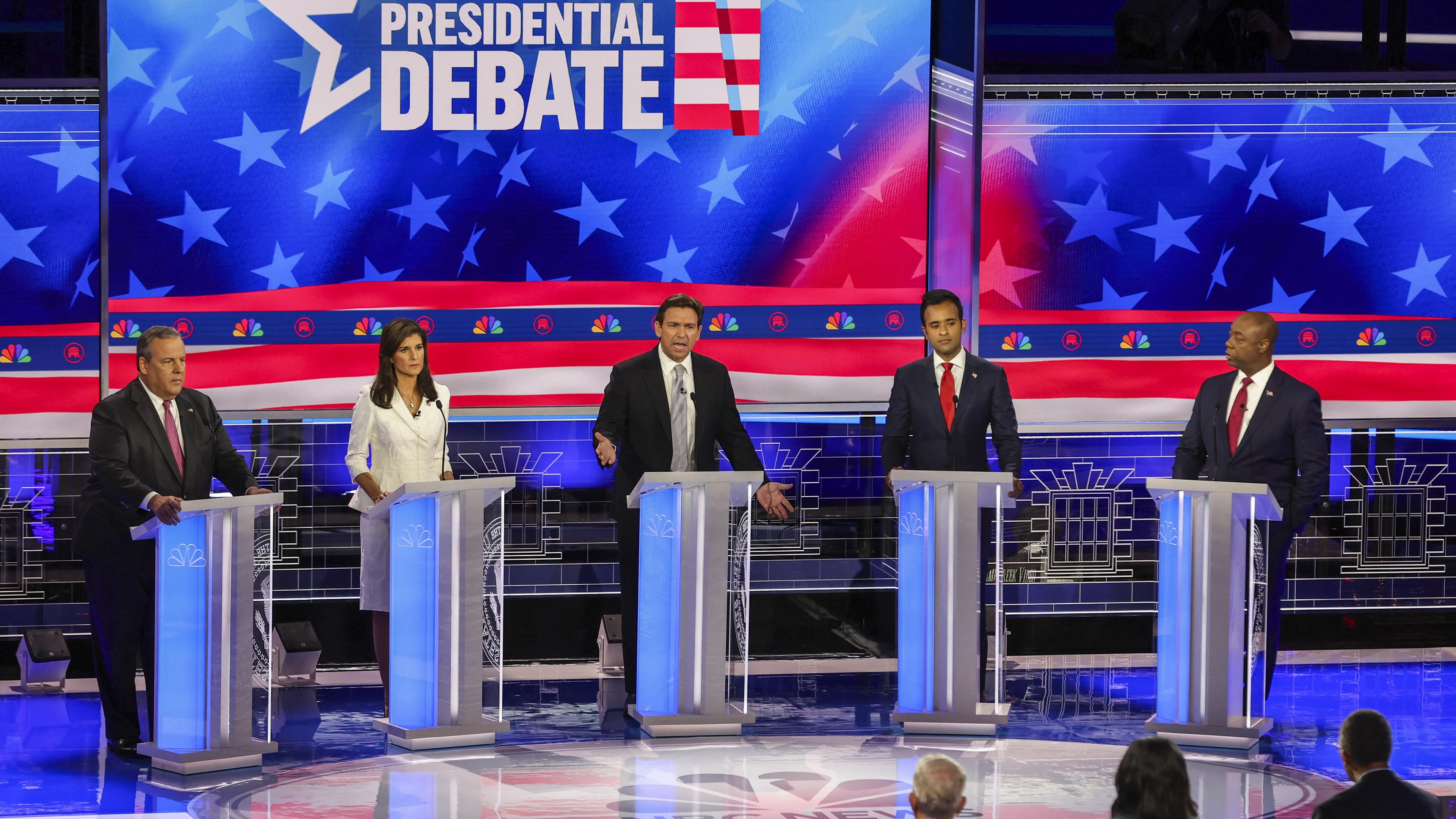 Kandidaten hinter Rednerpulten bei der US-Präsidentschaftsdebatte 