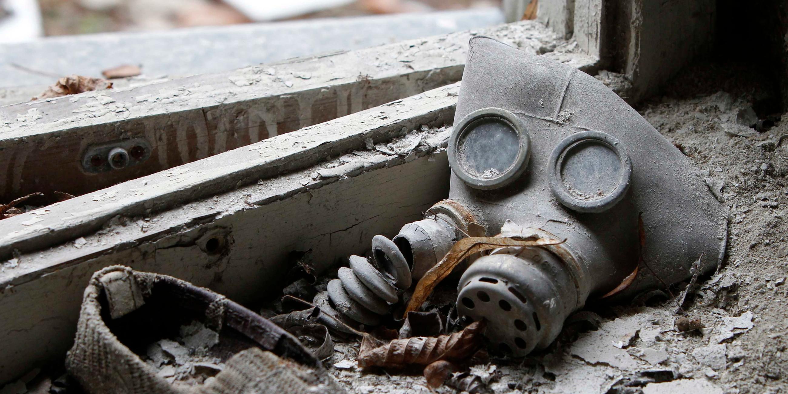 In einem Kindergarten in der verlassenen Stadt Prypjat in der Nähe des Kernkraftwerks Tschernobyl sieht man eine Gasmaske und einen Schuh