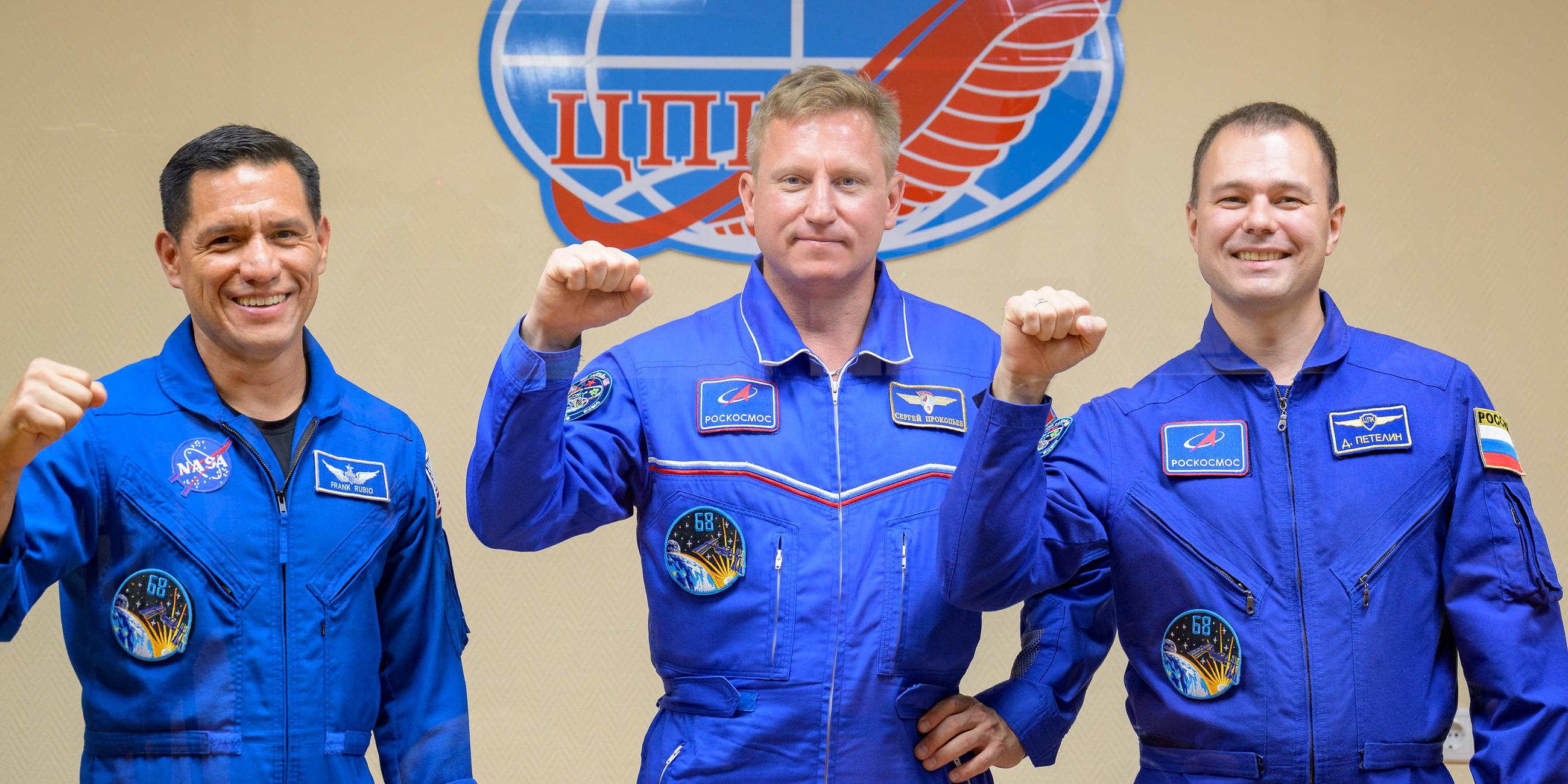 Die Mitglieder der Hauptbesatzung der Internationalen Raumstation (ISS) NASA-Astronaut Frank Rubio (l-r), Sergej Prokopjew und Dmitri Petelin am 20.09.2022 in Kasachstan