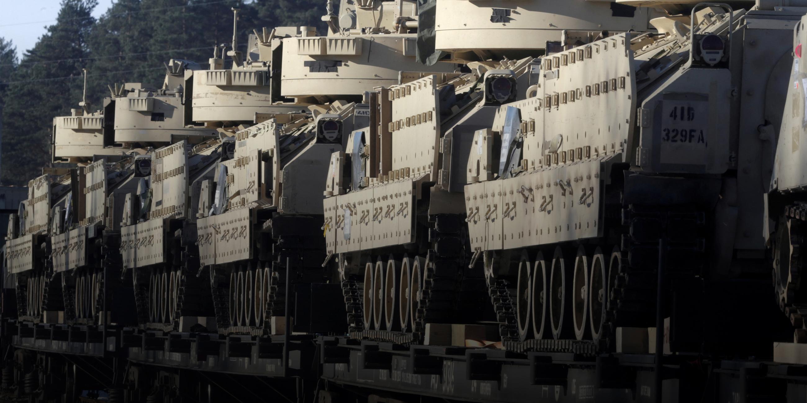 Archiv: US-Bradley-Kampffahrzeuge auf dem Weg zu einer NATO Übung