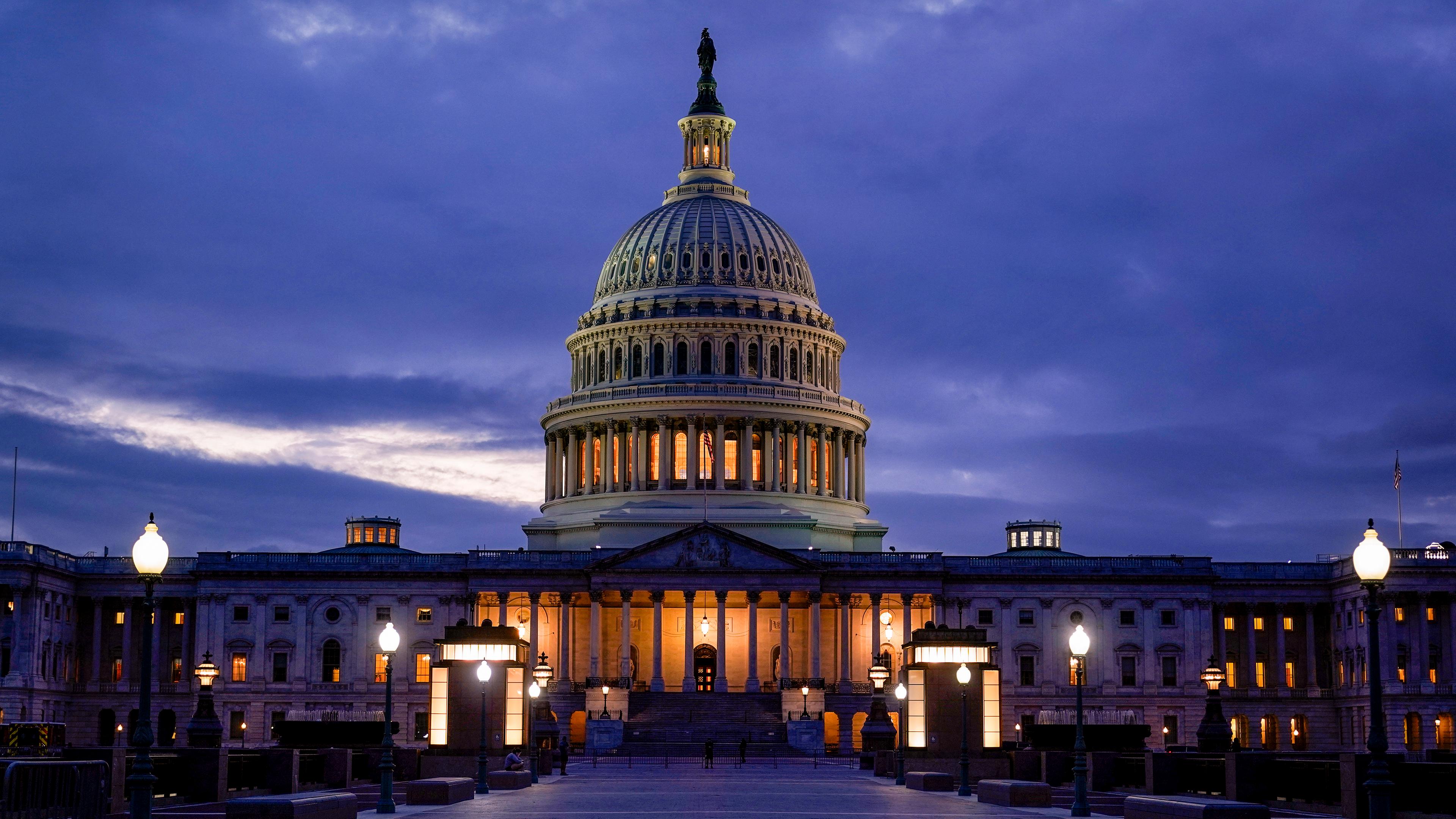 Das Licht in der Kuppel des US-Kapitols in Washington leuchtet und zeigt an, dass die Arbeit im Kongress weitergeht. 