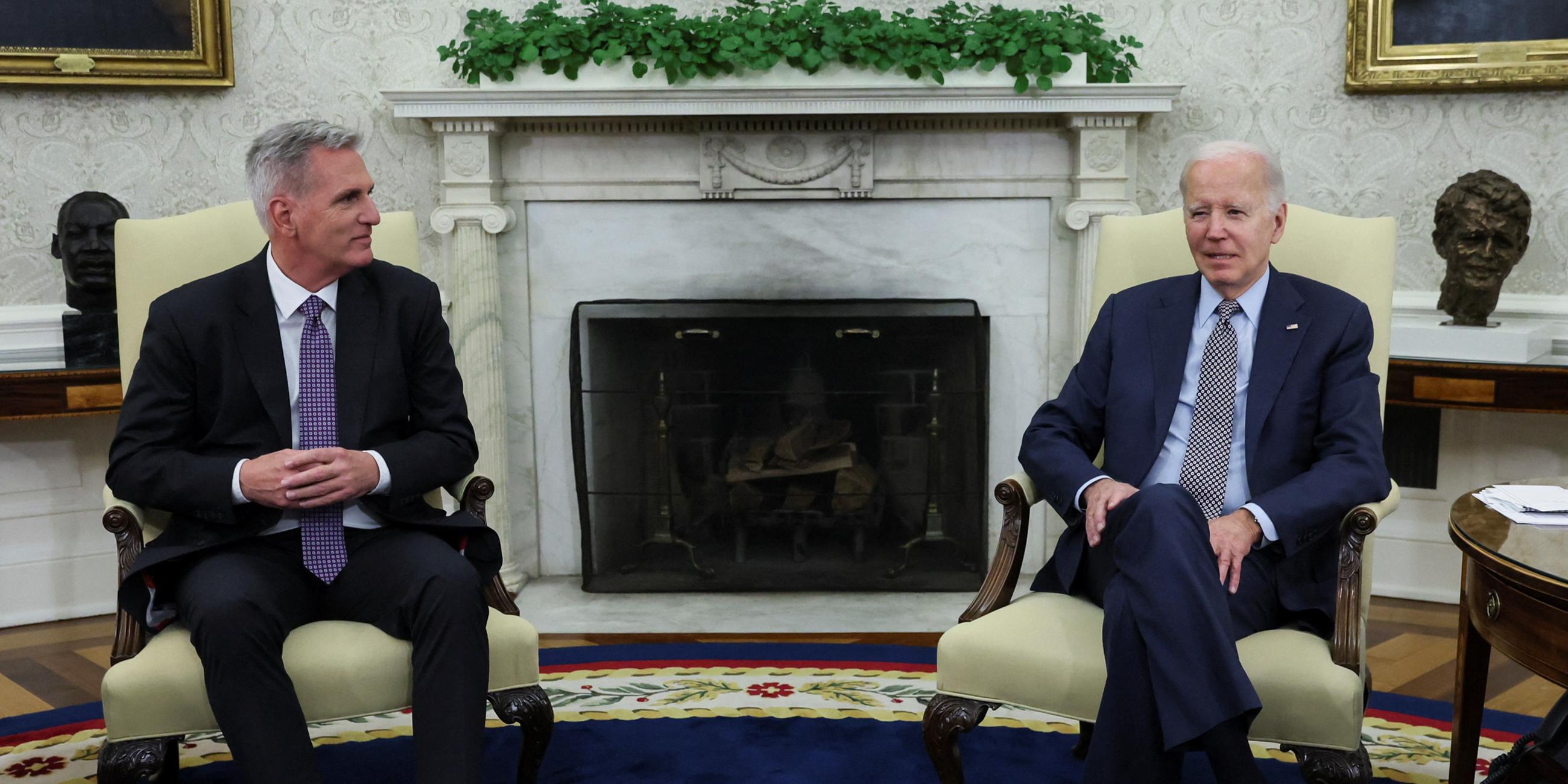 Kevin McCarthy und Joe Biden bei Gesprächen im Oval Office des Weißen Hauses
