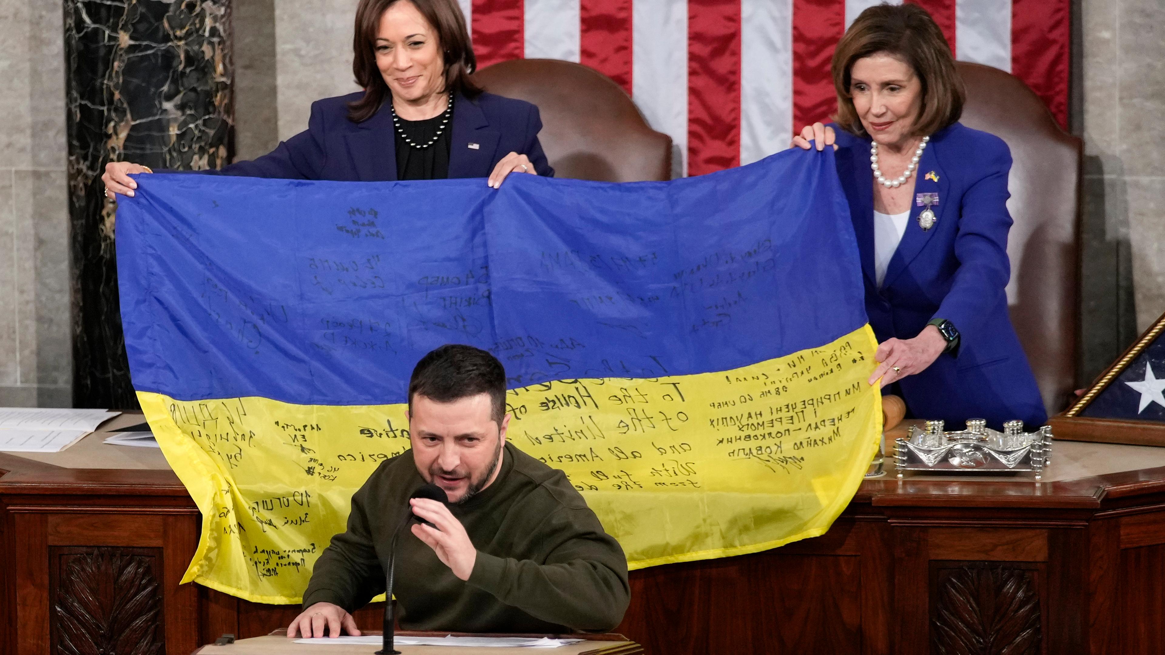 Kamala Harris und Nancy Pelosi begrüßen Wolodomzr Selenskyj im US-Kongress.