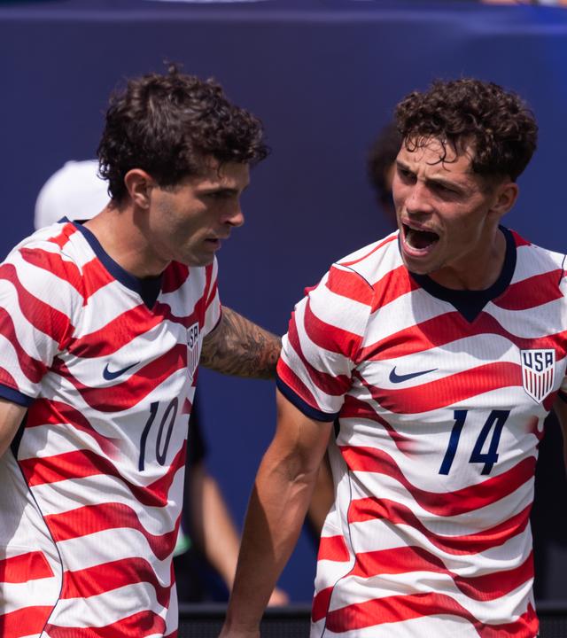Christian Pulisic feiert sein Tor gemeinsam mit Sebastian Berhalter im Länderspiel gegen Senegal.