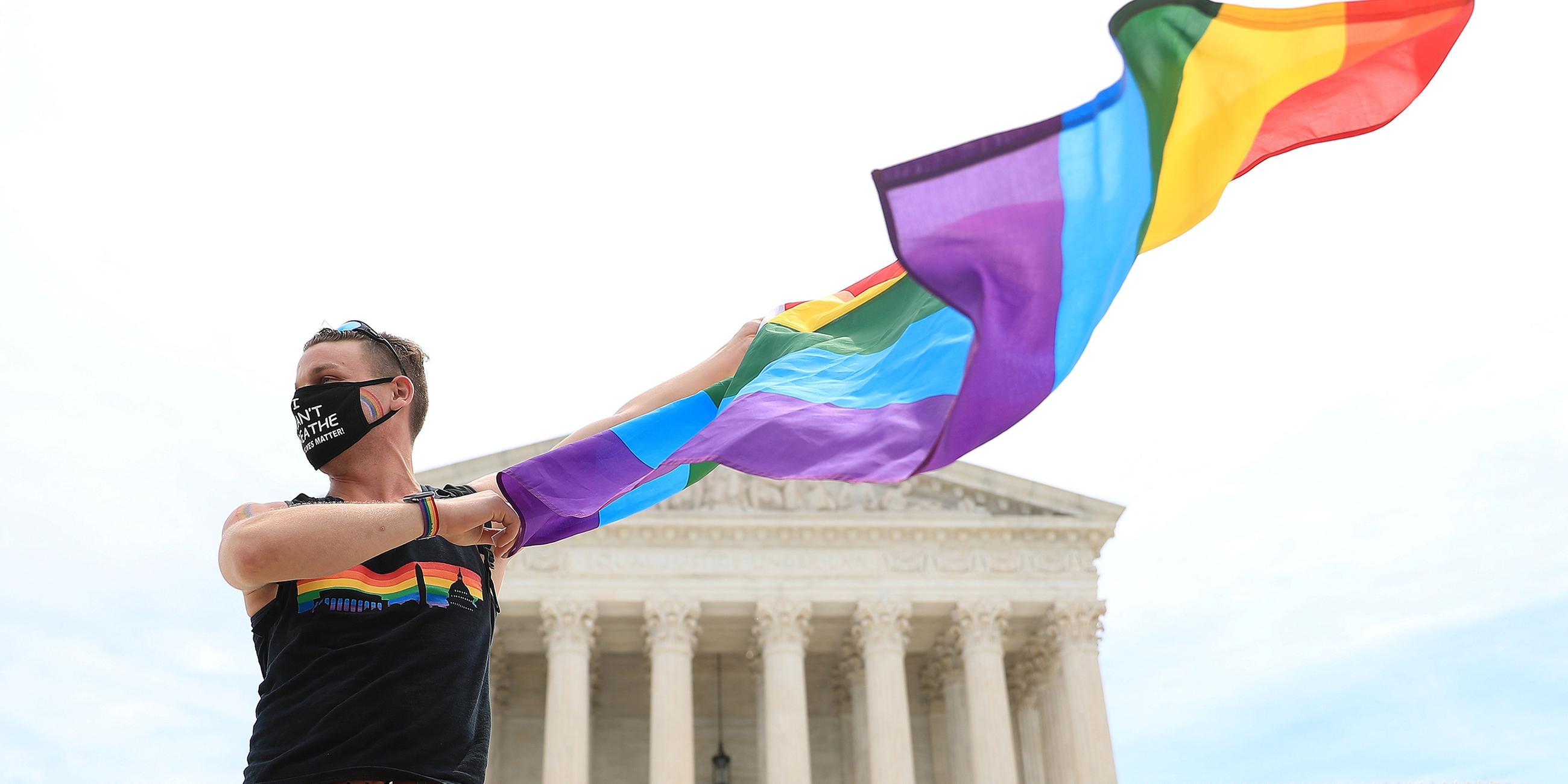 USA, Washington D.C.: Joseph Fons hält die Pride-Flagge vor dem US Supreme Court in Washington D.C.