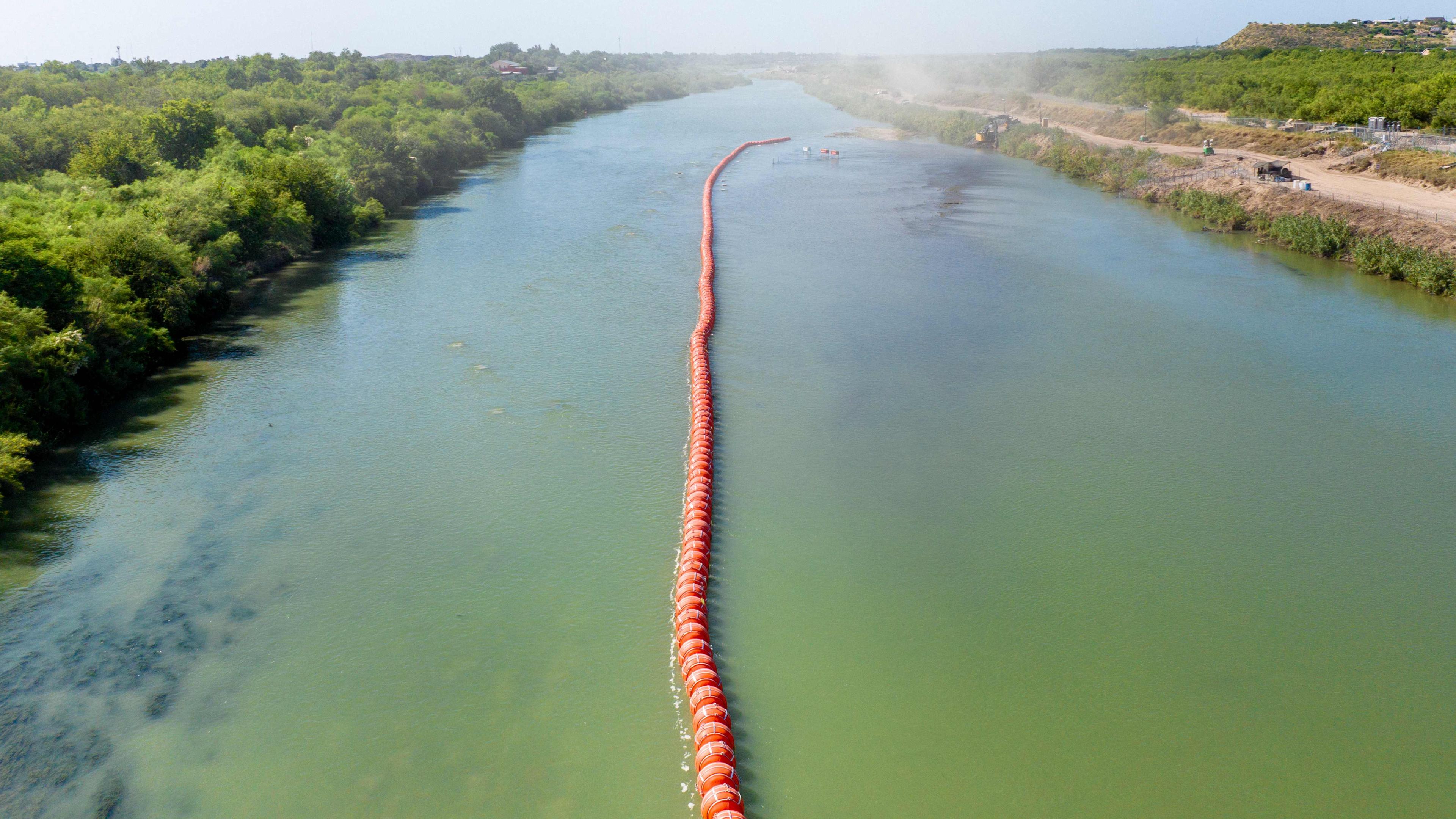 Eine Kette von roten Schwimmkörpern bilden eine Barriere in Mitten des Flusses Rio Grande.