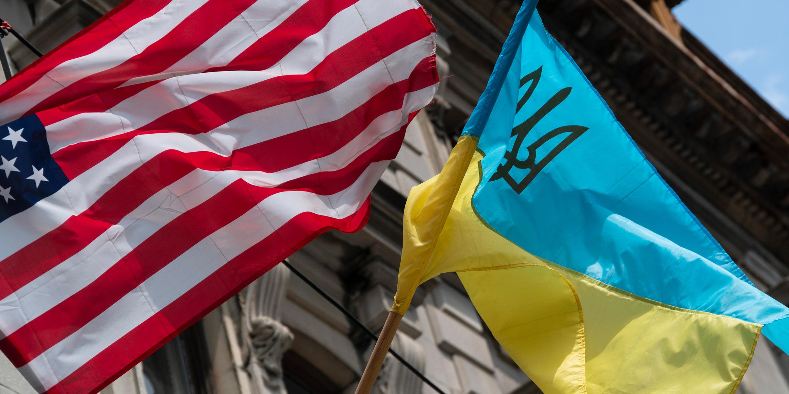 Flaggen der USA und der Ukraine
