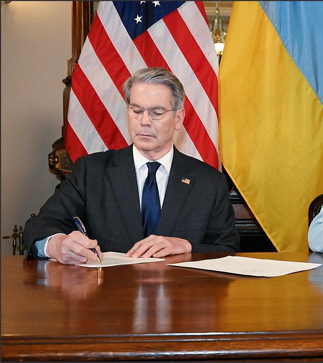 US-Finanzminister Scott Bessent und die ukrainische Vizeregierungschefin Julia Swyrydenko unterzeichnen das Vertragswerk zur Einrichtung eines Wiederaufbaufonds.