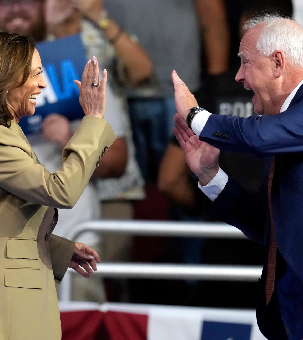 Die demokratische US-Präsidentschaftskandidatin Kamala Harris und ihr US-Vizepräsidentschaftskandidat Tim Walz aus Minnesota kommen zu einer Wahlkampfveranstaltung in der Desert Diamond Arena in Glendale, Arizona.