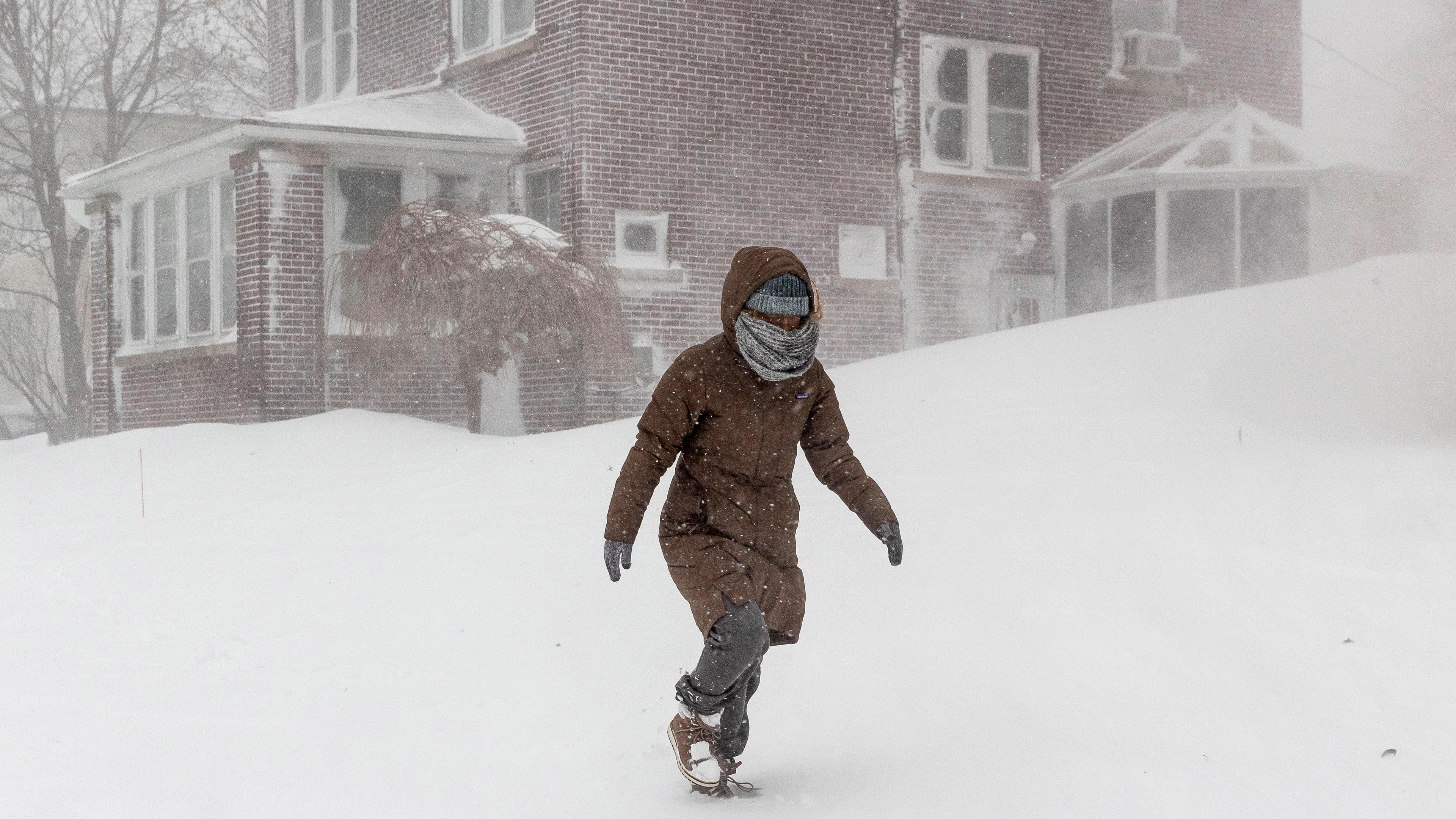 USA, New York, Buffalo: Eine Parson läuft durch den Schneesturm