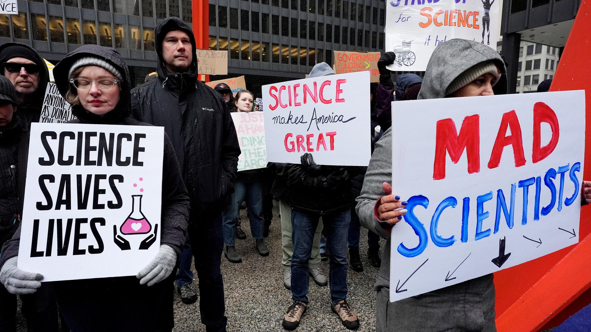 Wissenschaftler und Forscher protestieren in den USA gegen Kürzungen der Trump-Regierung