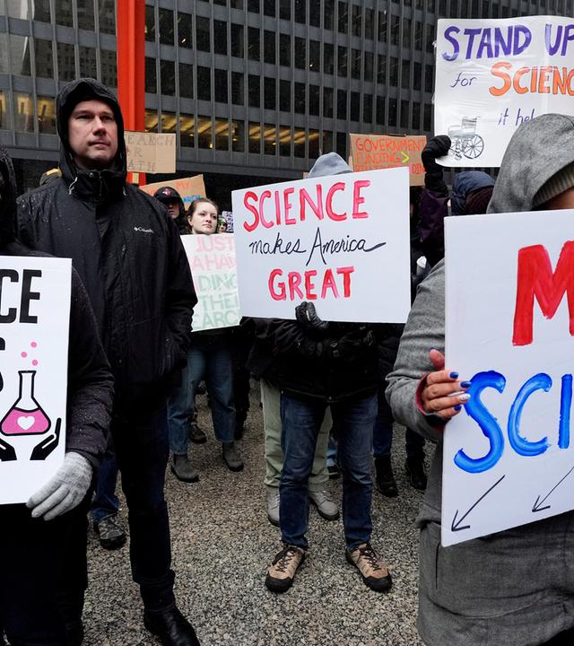 Wissenschaftler und Forscher protestieren in den USA gegen Kürzungen der Trump-Regierung