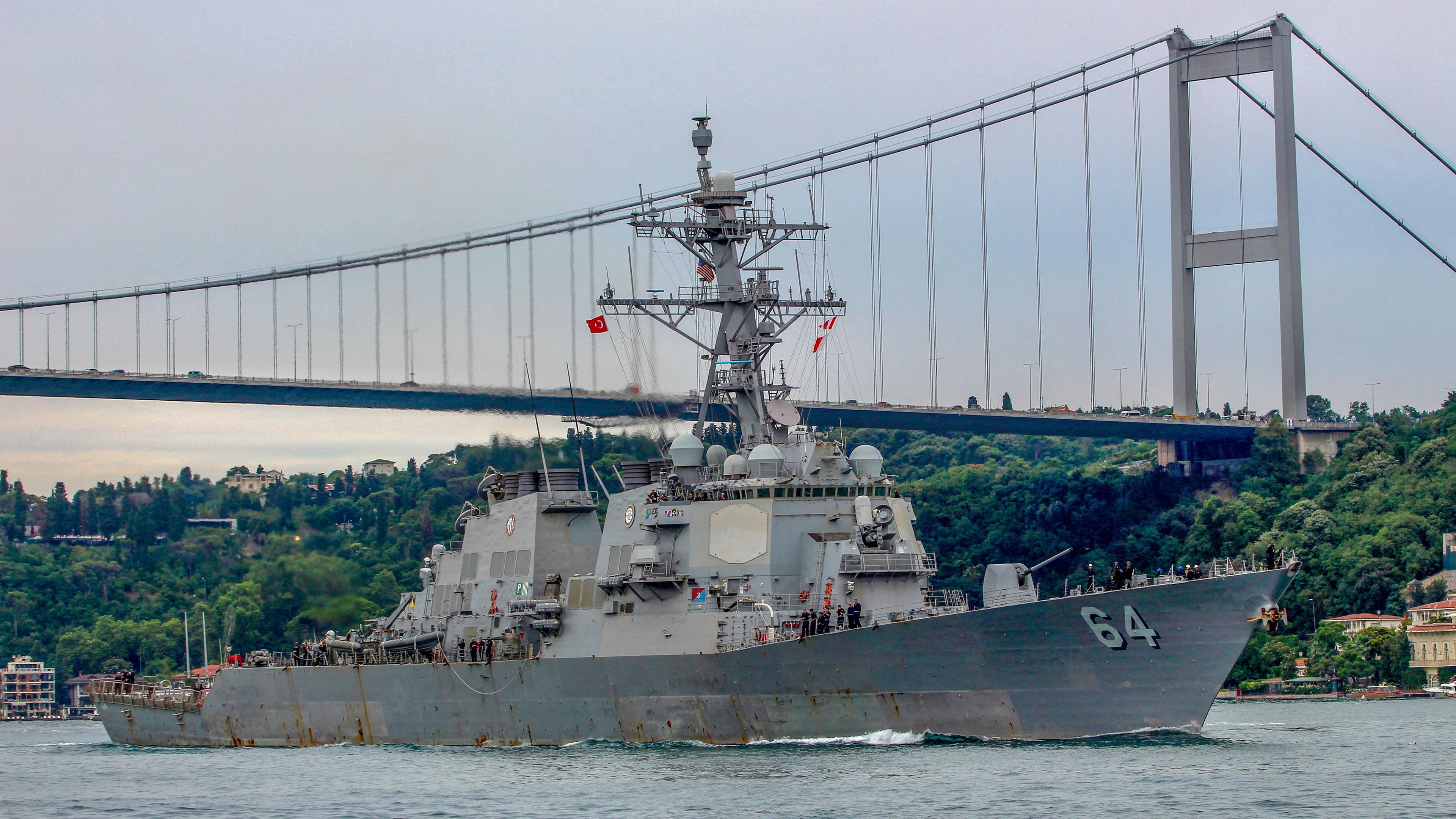 Der Zerstörer USS Carney der U.S. Navy setzt im Bosporus in Istanbul, am 14.07.2019 die Segel. 