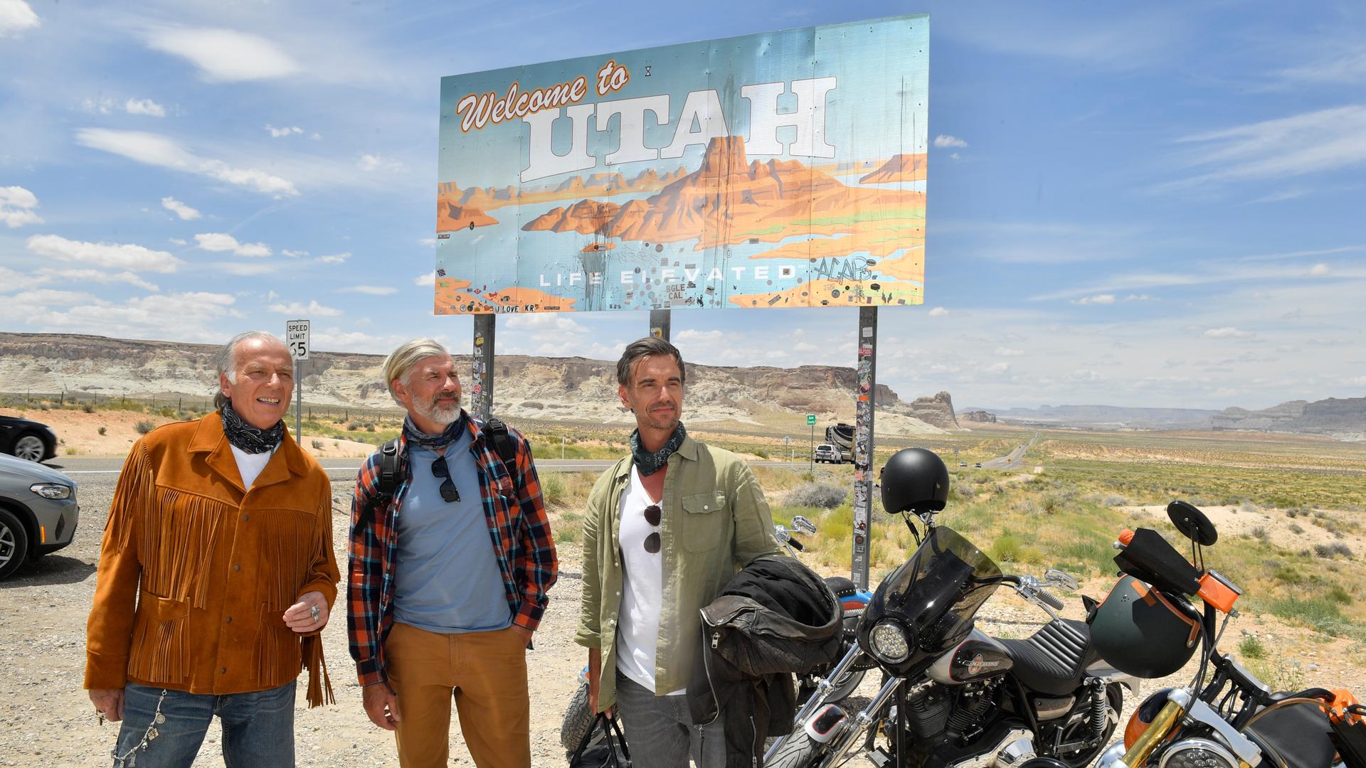 Gemeinsam mit Stefan Fieringer (Wolfgang Fierek, M.) starten Max Parger (Florian Silbereisen, r.) und Martin Grimm (Daniel Morgenroth, l.) ihre Tour durch Utahs Nationalpark.