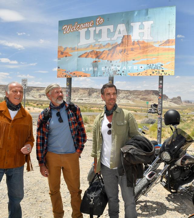 Gemeinsam mit Stefan Fieringer (Wolfgang Fierek, M.) starten Max Parger (Florian Silbereisen, r.) und Martin Grimm (Daniel Morgenroth, l.) ihre Tour durch Utahs Nationalpark.