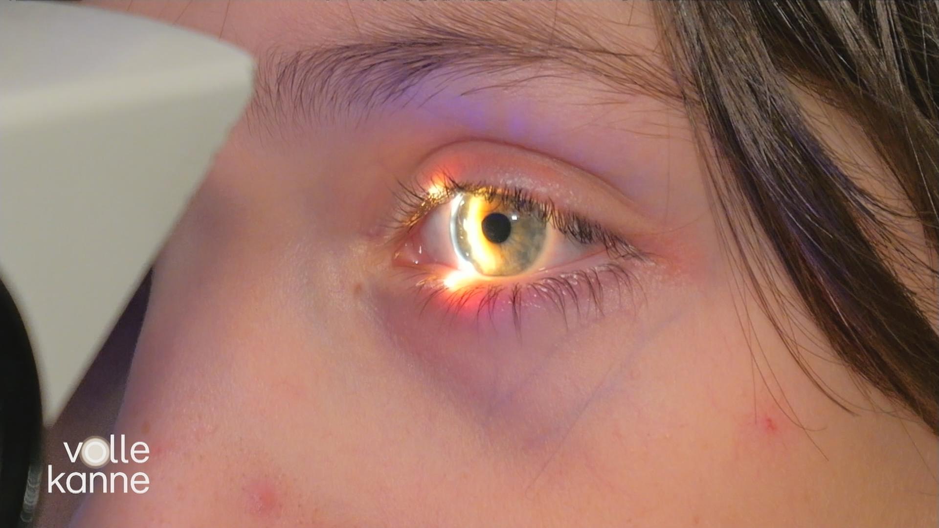 Junge wird mit einem Licht bei einer Untersuchung ins Auge geleuchtet.