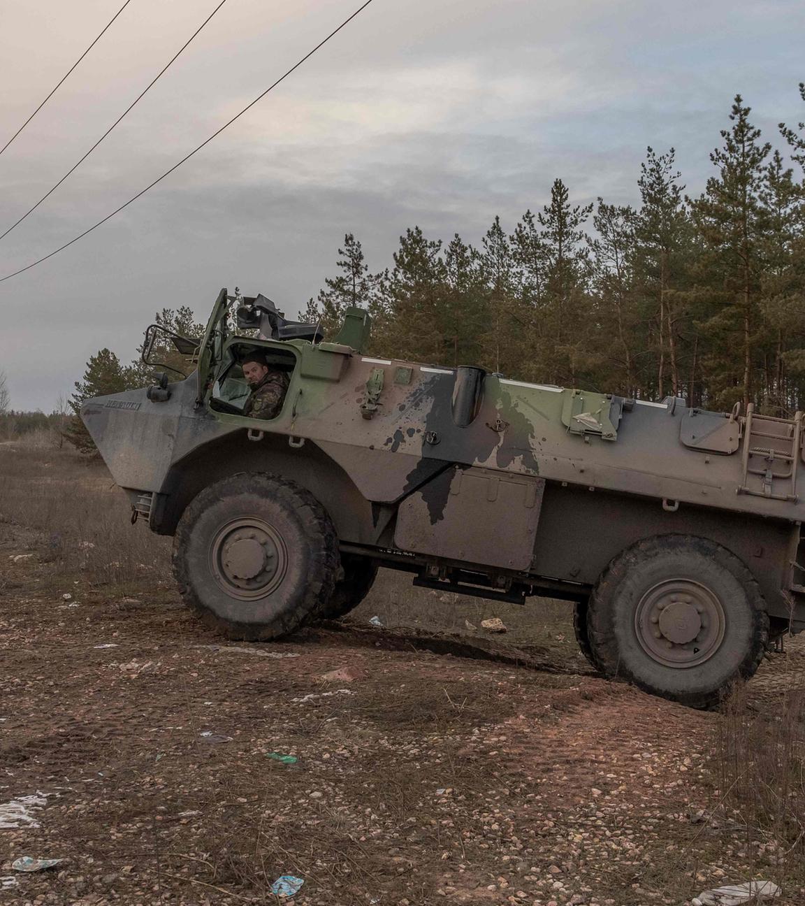 Ein gepanzerter Mannschaftstransporter französischer Bauart (VAB), der von einem ukrainischen Soldaten bedient wird, fährt am 21.01.2024 in der Region Donezk inmitten der russischen Invasion in der Ukraine.