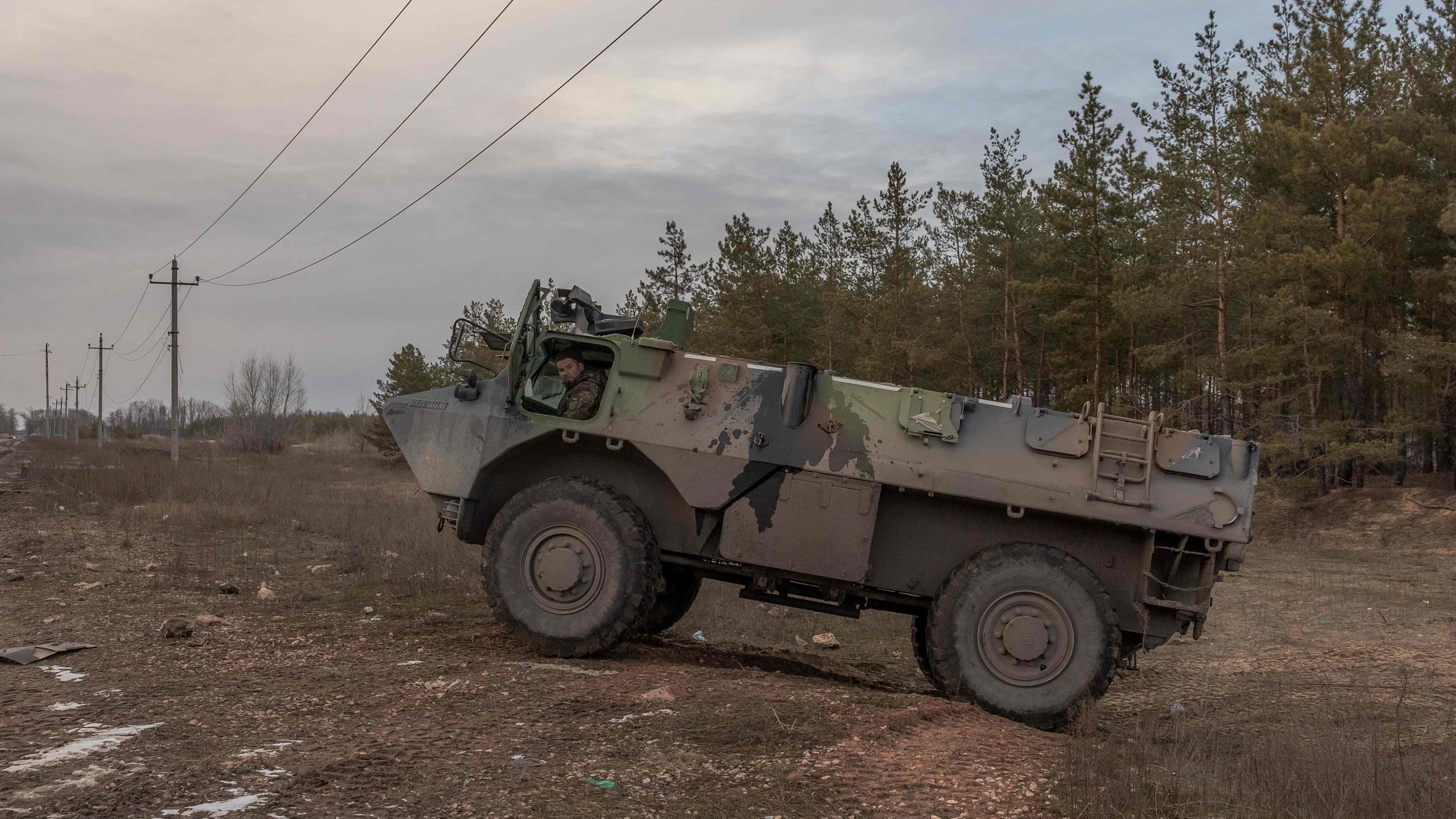 Ein gepanzerter Mannschaftstransporter französischer Bauart (VAB), der von einem ukrainischen Soldaten bedient wird, fährt am 21.01.2024 in der Region Donezk inmitten der russischen Invasion in der Ukraine.