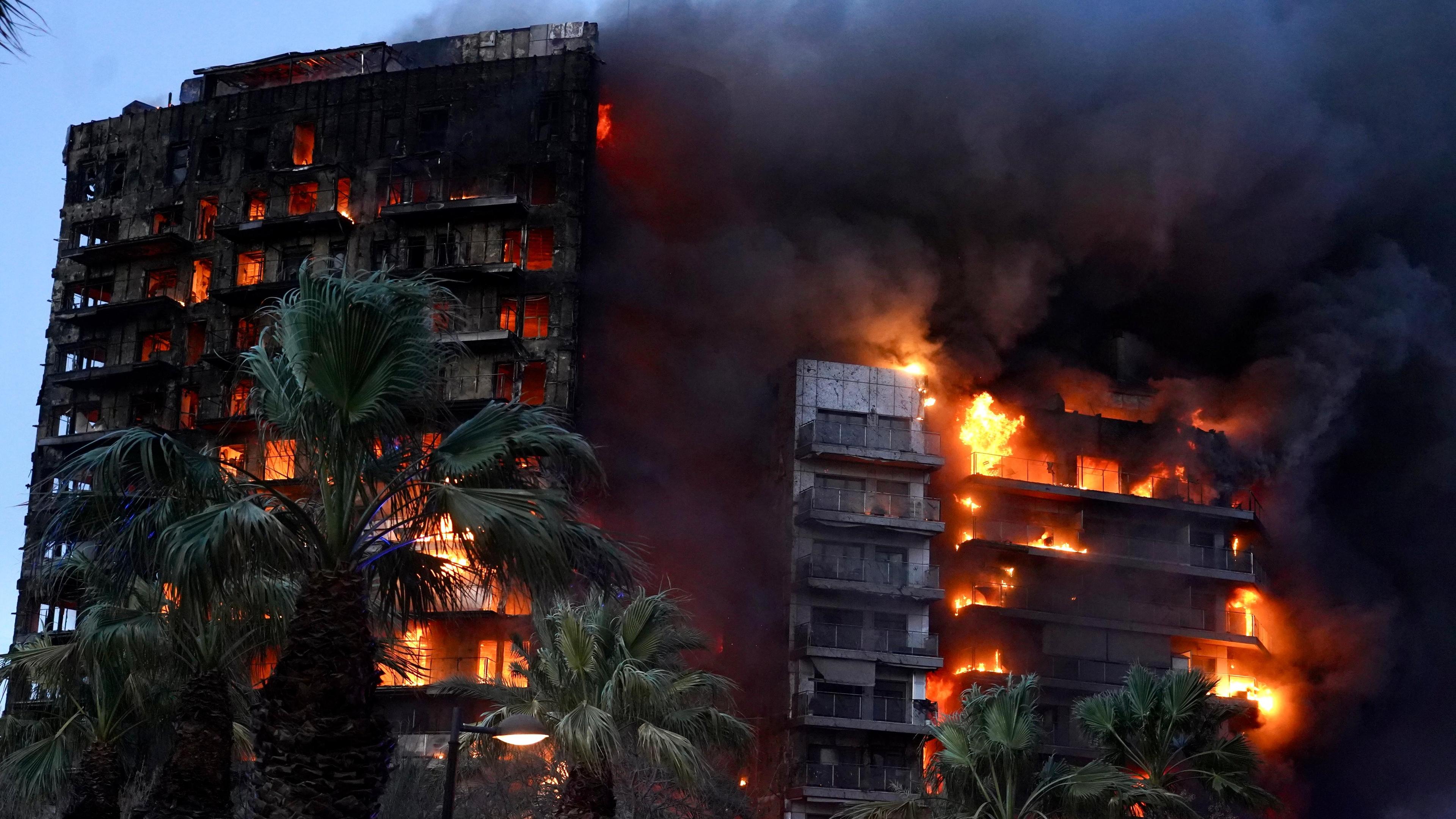 Spanien, Valencia: Flammen zerstören ein Hochhaus im Stadtteil Campanar. 