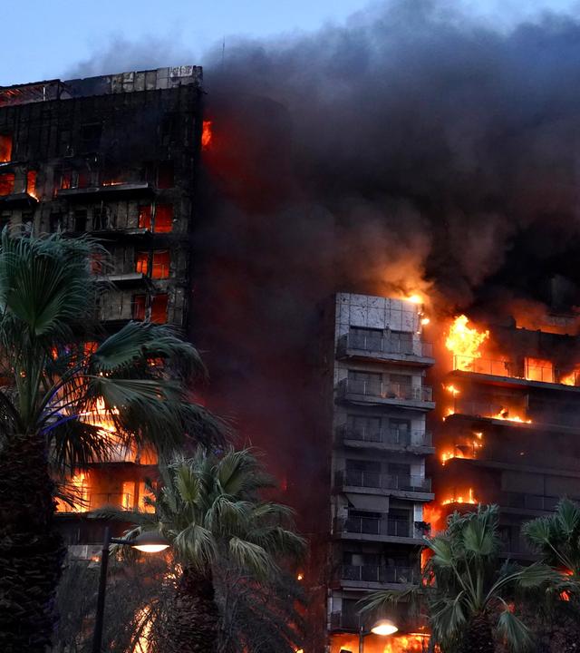 Spanien, Valencia: Flammen zerstören ein Hochhaus im Stadtteil Campanar. 