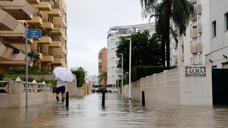 Nach dem Durchzug des Sturms Adam: Überschwemmte Straßen in Guardamar de la Safor, Valencia, Spanien, am 19. Oktober 2026.