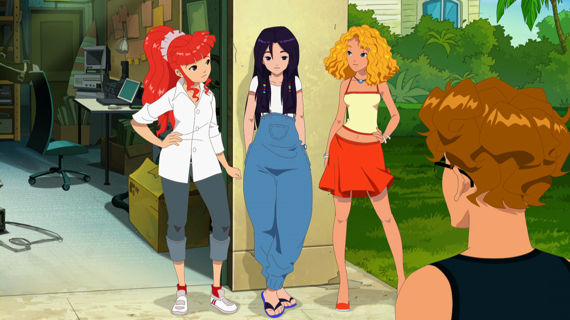 Lewis trifft auf Emma, Cleo und Rikki.