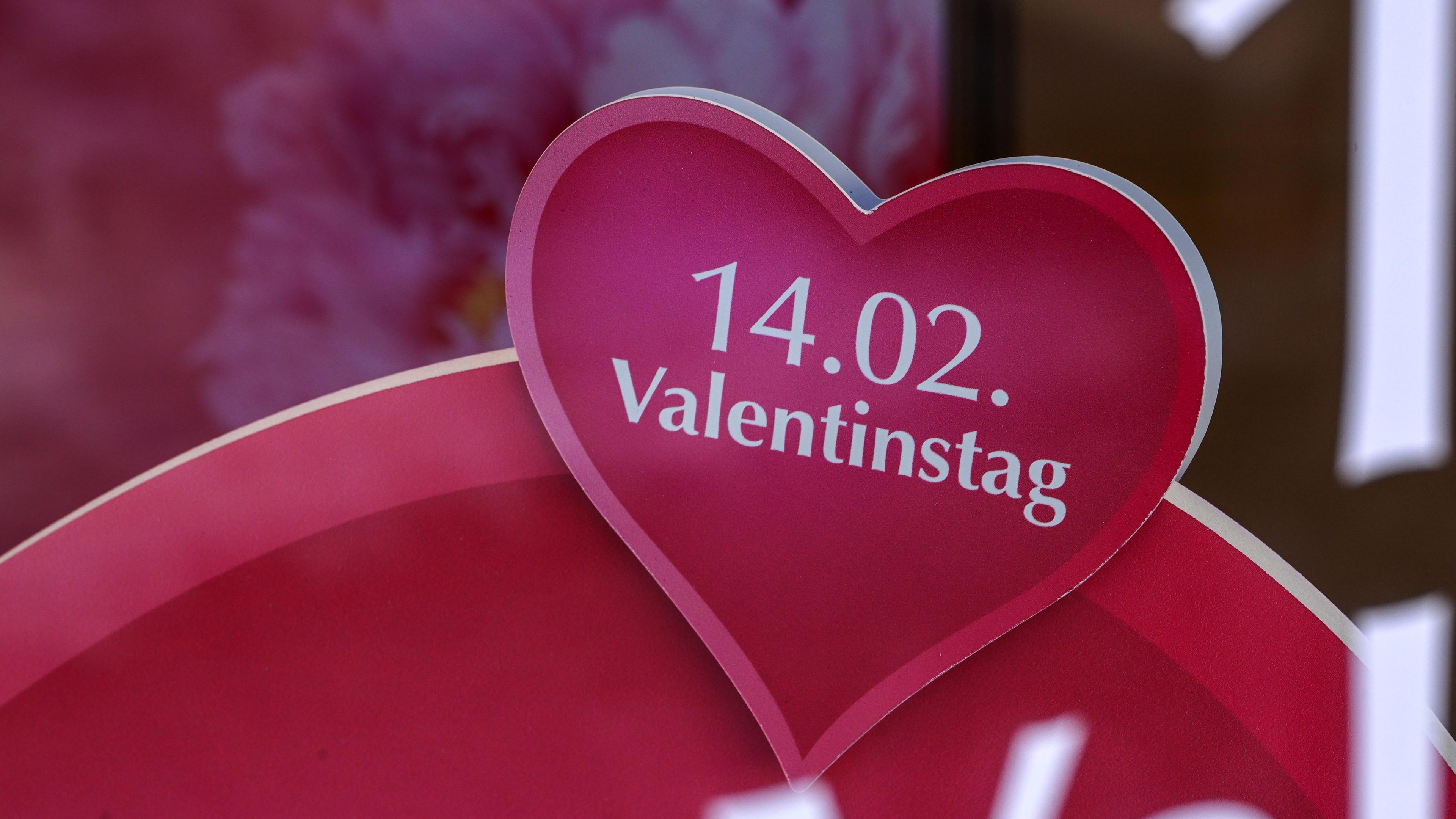 In einem Geschäft wird mit einem Herz für den Valentinstag am 14.02. geworben.