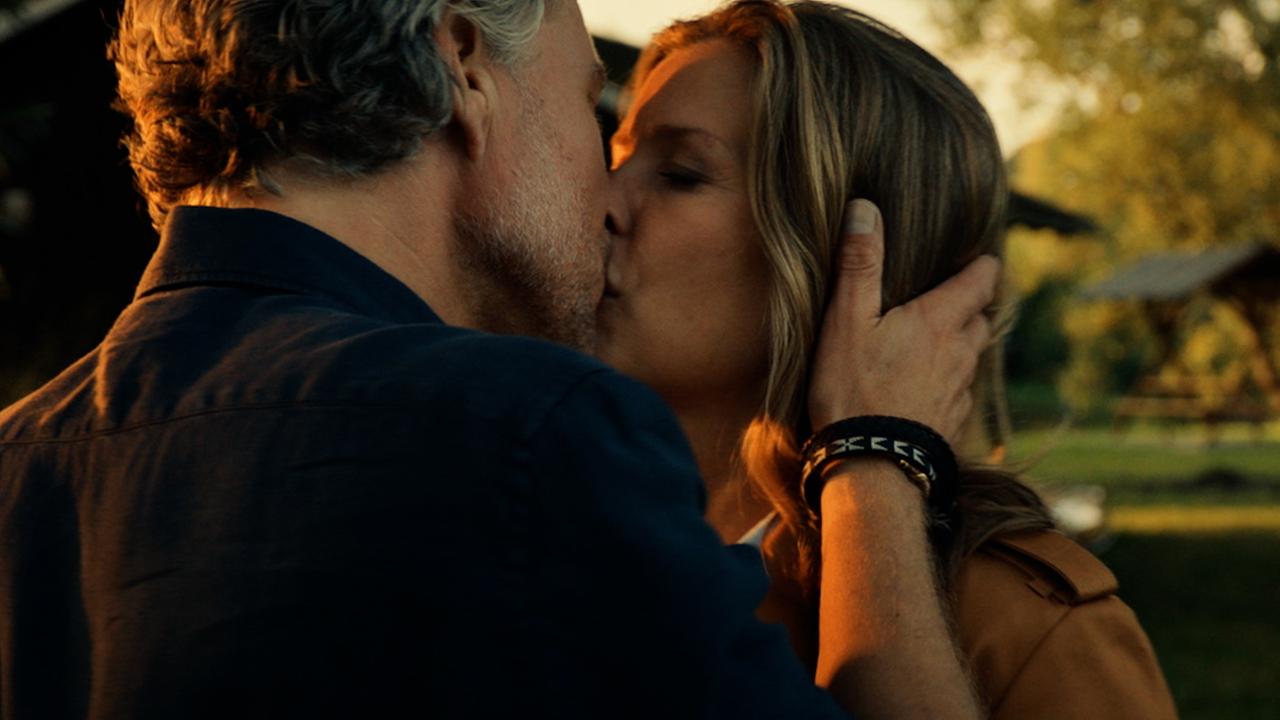 Katharina (Valerie Niehaus) und Juri (Dirk Borchardt) küssen sich