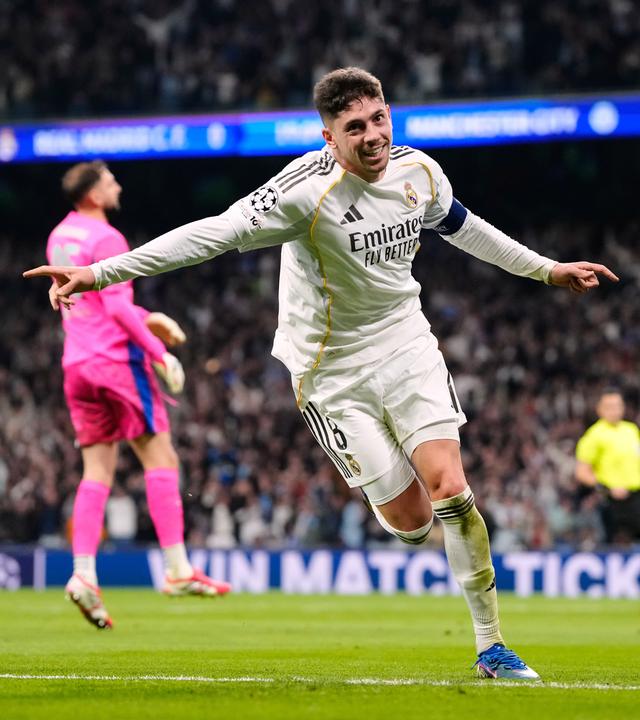 Real Madrids Mittelfeldspieler Federico Valverde jubelt über sein Tor zum 1:0