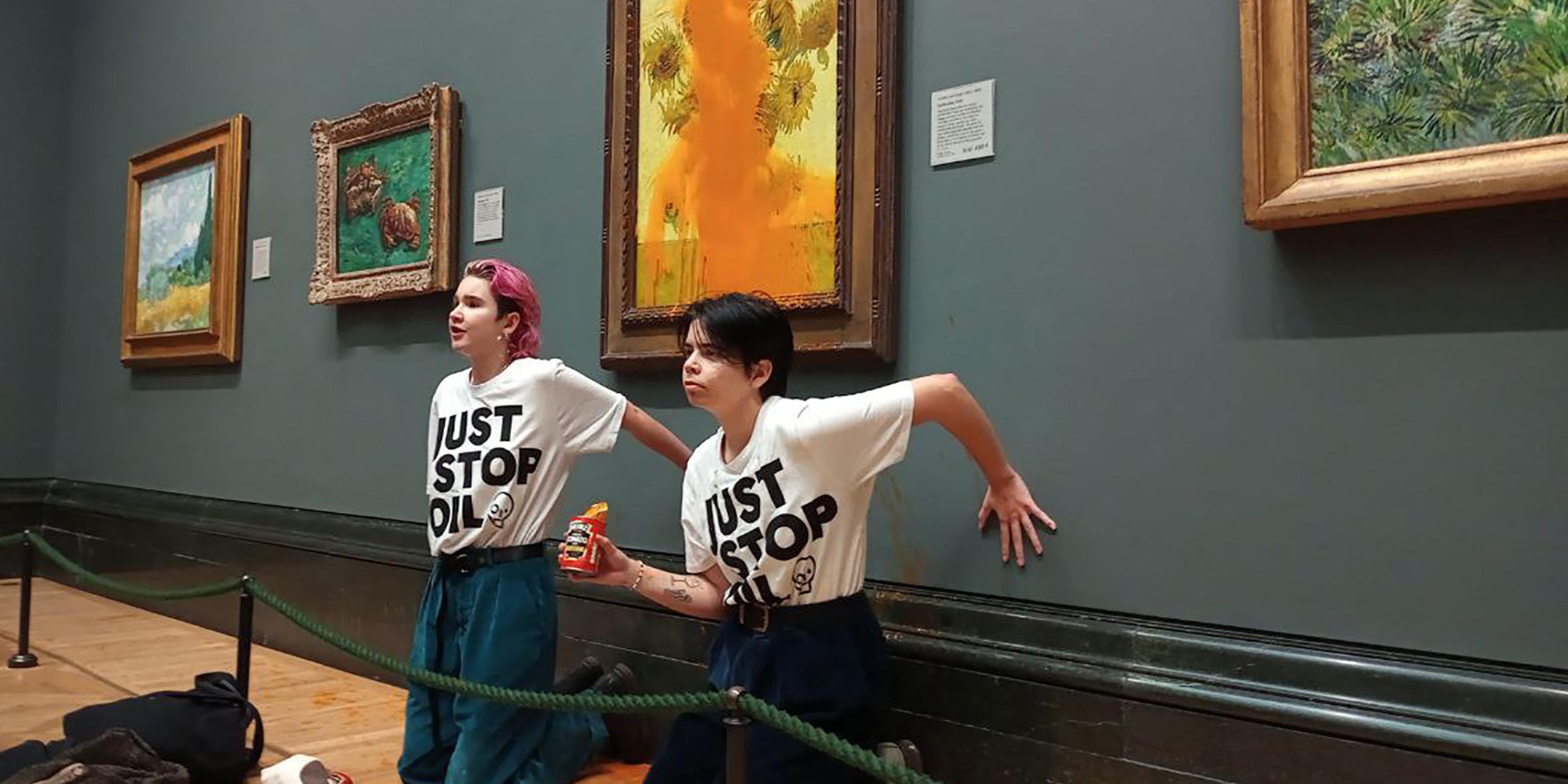Aktivistinnen der Gruppe "Just Stop Oil" schütten Tomatensuppe auf Van Goghs Gemälde "Sonnenblumen"