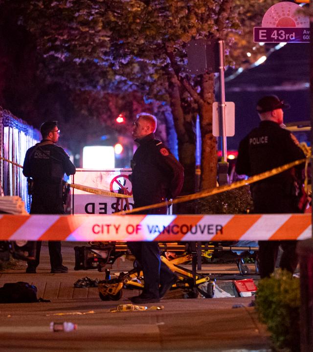 Abgesperrte Bereiche in denen sich das Unglück ereignete. Im Hintergreund sind Rettungswägen