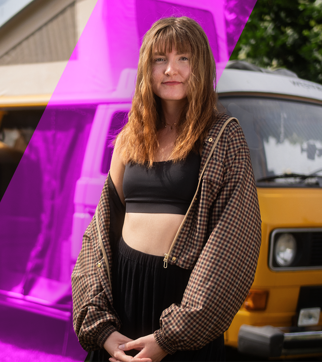 Vanessa steht vor ihrem VW-Bully, den sie liebevoll Sunshine nennt. 