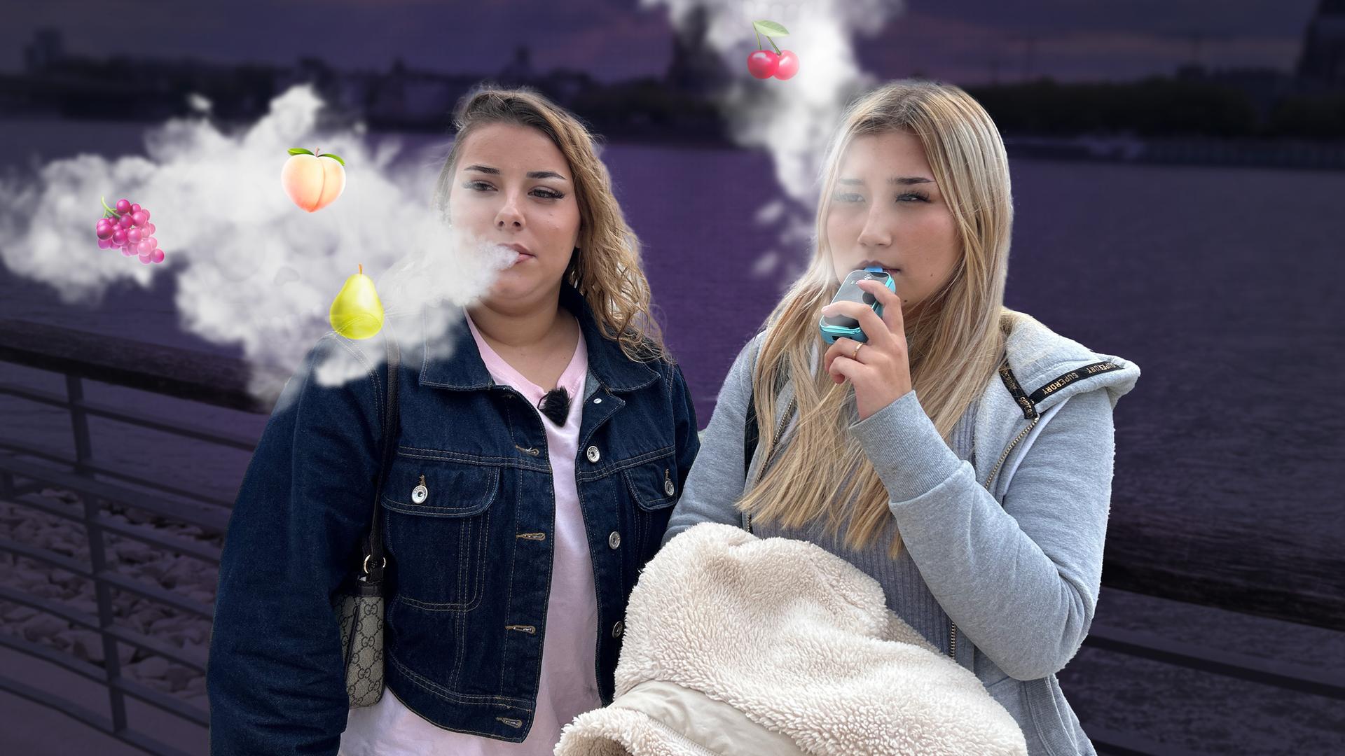 Bearbeitetes Bild: Michelle und Kimberley stehen mit Vapes vor einem dunklen Hintergrund. Aus ihrem Mund dringt Dampf, in dem bunte Fruchtsymbole tanzen.