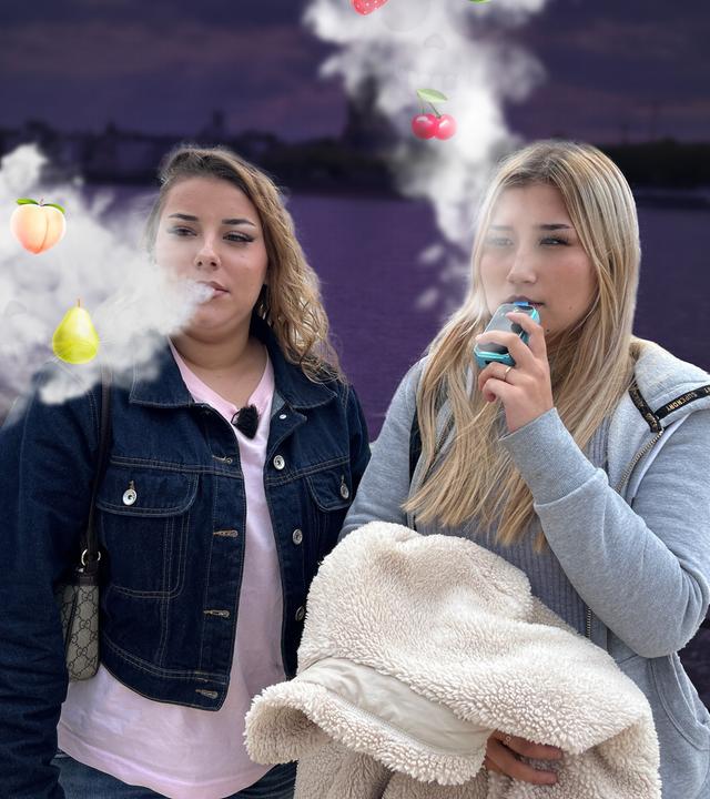 Bearbeitetes Bild: Michelle und Kimberley stehen mit Vapes vor einem dunklen Hintergrund. Aus ihrem Mund dringt Dampf, in dem bunte Fruchtsymbole tanzen.