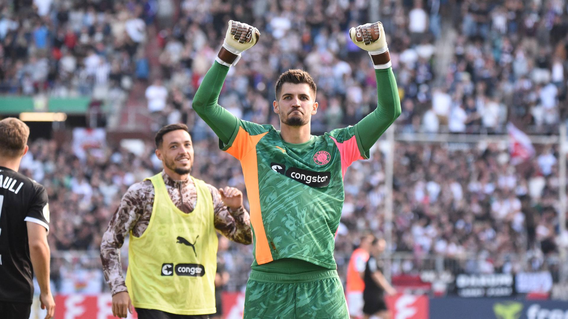 Torwart Nikola Vasilj (FC St. Pauli) jubelt im Elfmeterschießen nach einem gehaltenen Elfmeter.