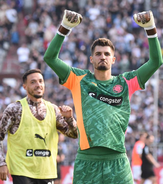 Torwart Nikola Vasilj (FC St. Pauli) jubelt im Elfmeterschießen nach einem gehaltenen Elfmeter.