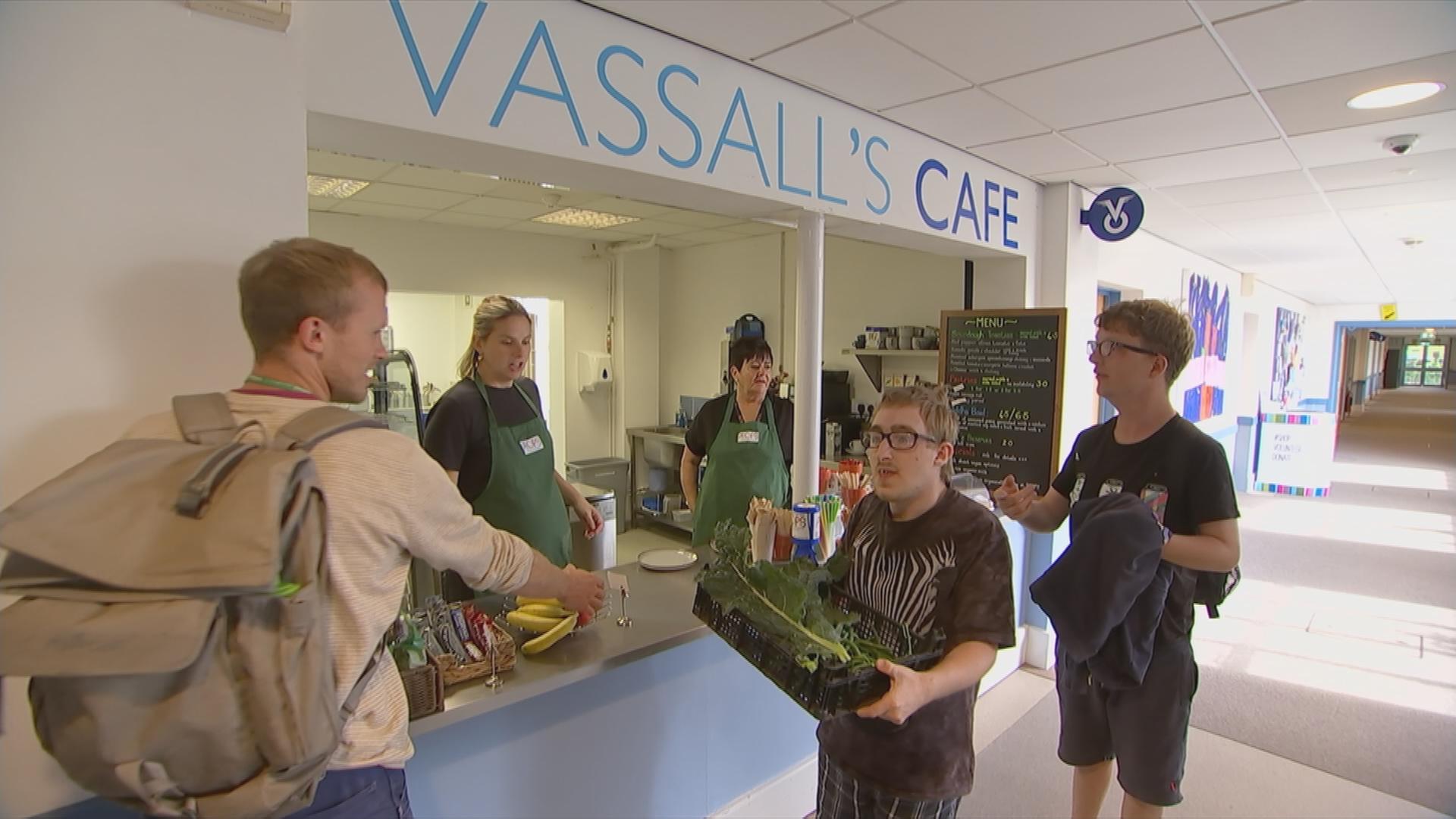 Vassall Centre Café in Bristol mit Angestellten und Kunden