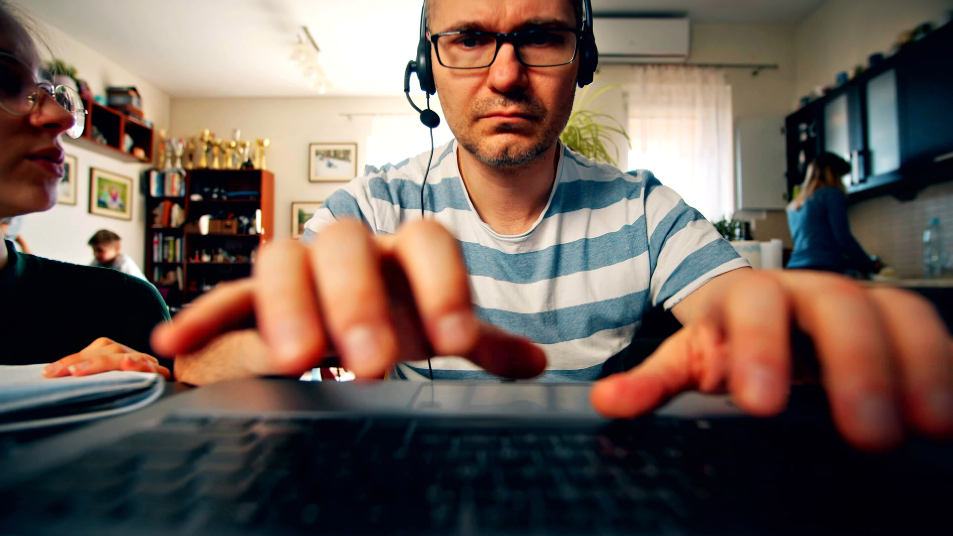 Ein Vater zwischen Homeoffice und Homeschooling sitzt vor dem Bildschirm