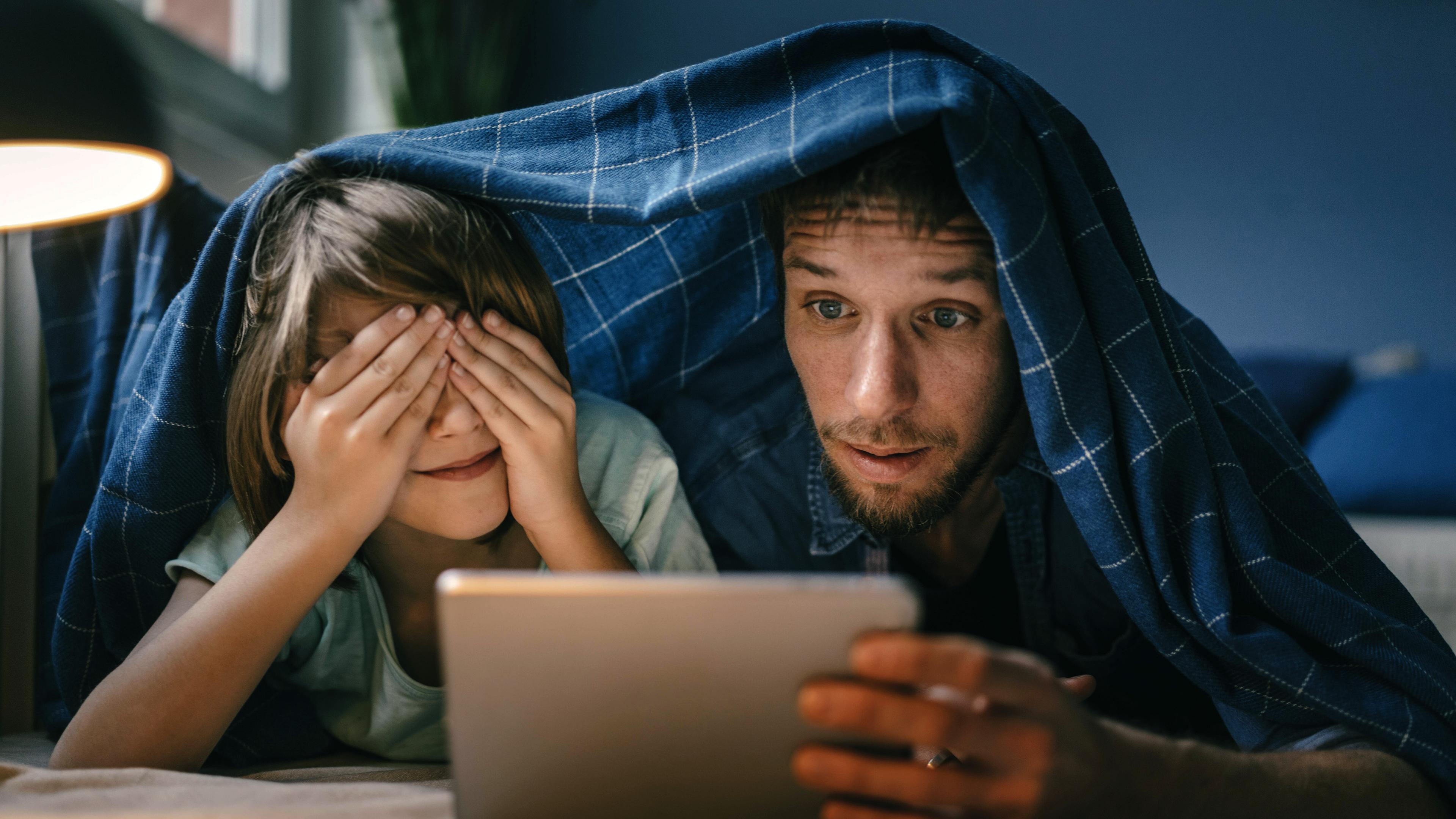 Vater und Sohn mit Tablet