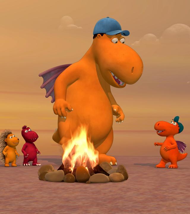 Magnus, Opa, Kokosnuss, Matilda und Oskar sind um ein Lagerfeuer versammelt. Magnus schaut zu Kokosnuss herunter.